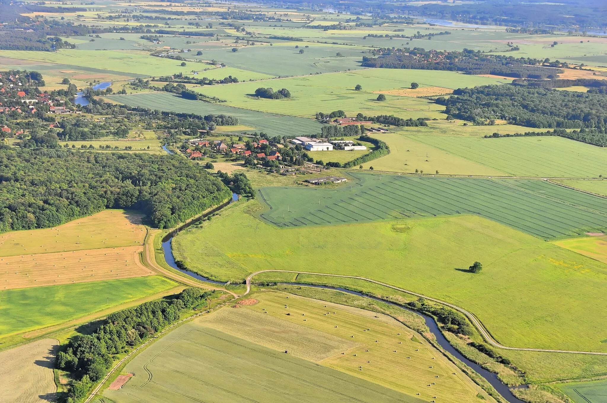 Photo showing: Überführungsflug vom Flugplatz Nordholz-Spieka über Lüneburg, Potsdam zum Flugplatz Schwarzheide-Schipkau. Hier: Die Krainke auf ihrem Weg durch Neuhaus, einem Ortsteil in der Gemeinde Amt Neuhaus, Landkreis Lüneburg in Niedersachsen. Mittig im Bild der zu Neuhaus gehörende Weiler Gülze.