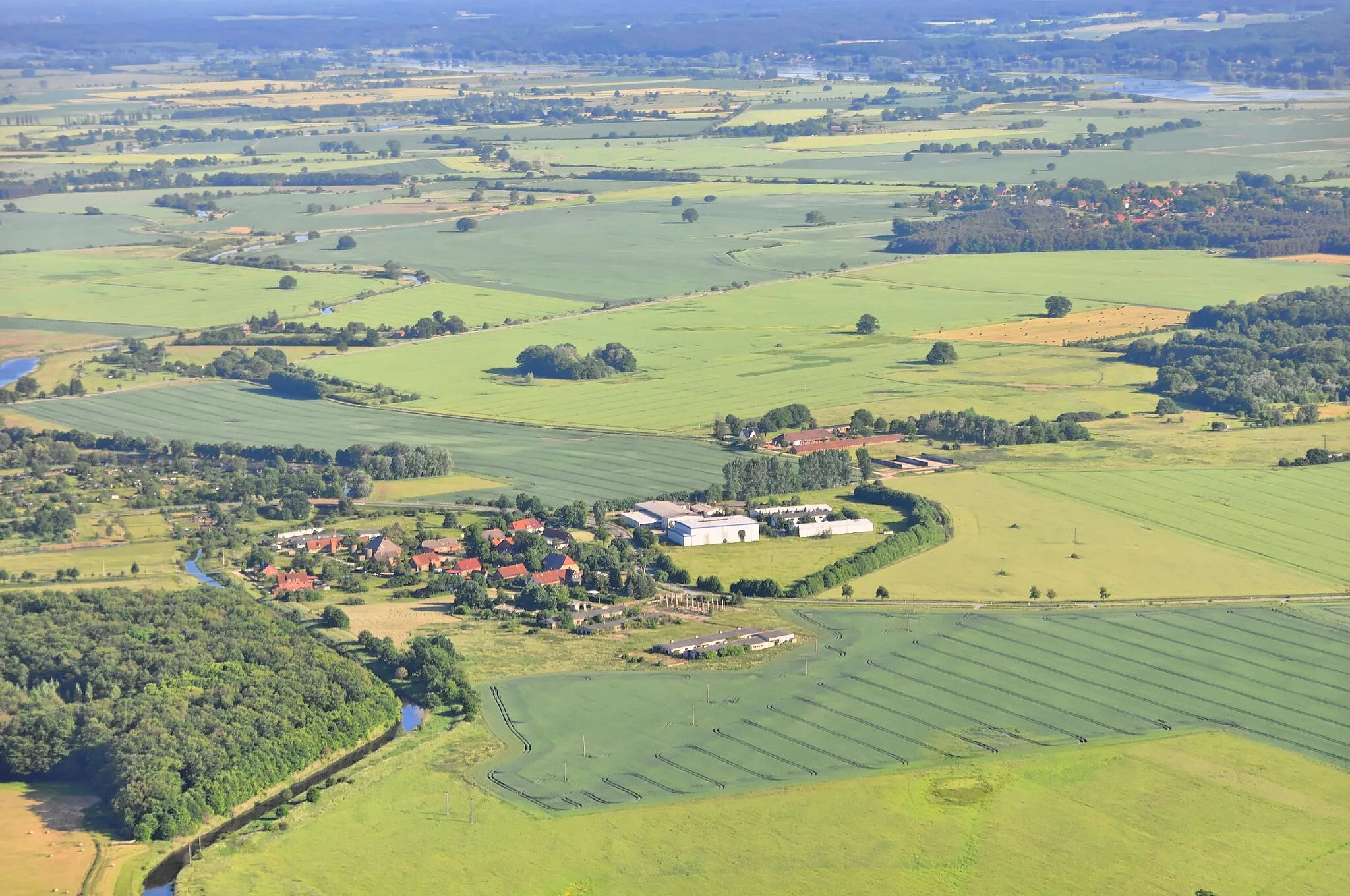 Photo showing: Überführungsflug vom Flugplatz Nordholz-Spieka über Lüneburg, Potsdam zum Flugplatz Schwarzheide-Schipkau. Hier: Der Weiler Gülze in Neuhaus, einem Ortsteil in der Gemeinde Amt Neuhaus, Landkreis Lüneburg in Niedersachsen. Die am Dorfrand zu sehenden großen Rinder-Stallanlagen aus den 1960er-Jahren sind inzwischen abgerissen.