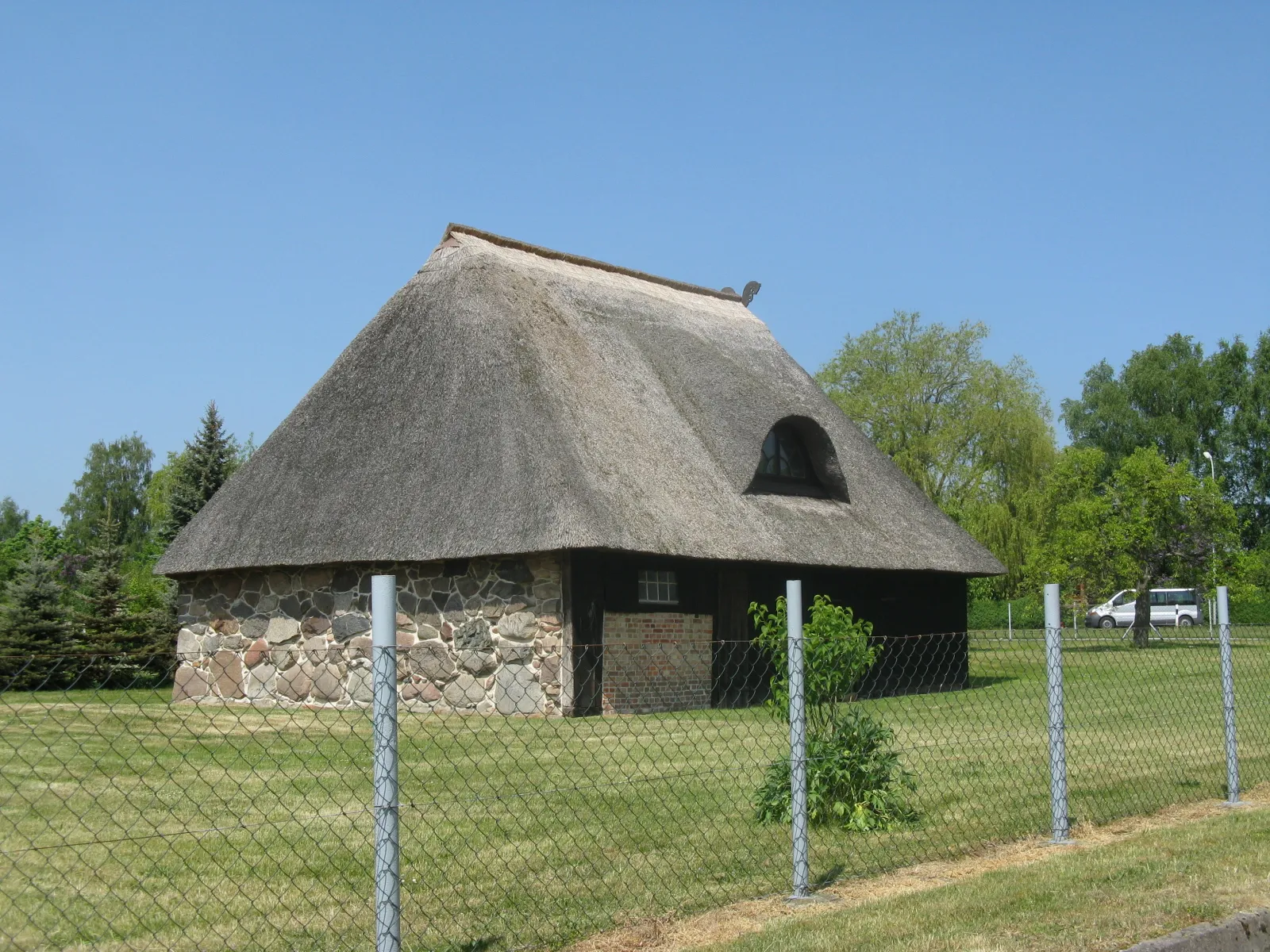 Photo showing: Fieldstone barn in Toddin, district Ludwigslust-Parchim, Mecklenburg-Vorpommern, Germany