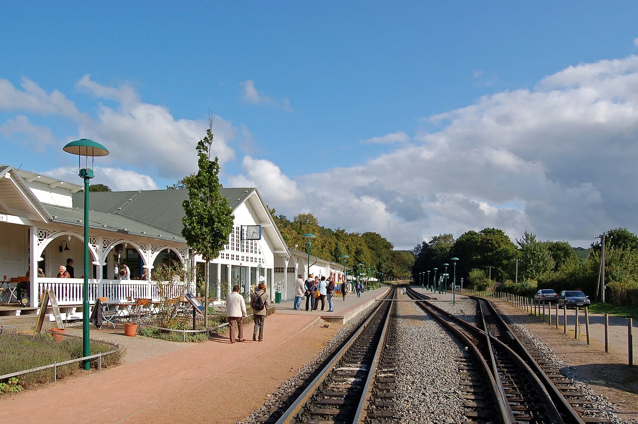 Photo showing: Der neugestaltete Kleinbahn-Bahnhof Binz (Rügen) lo(c)kt wieder die Touristen. Von hier aus geht's im Stundentakt Richtung Göhren, Putbus oder Lauterbach.