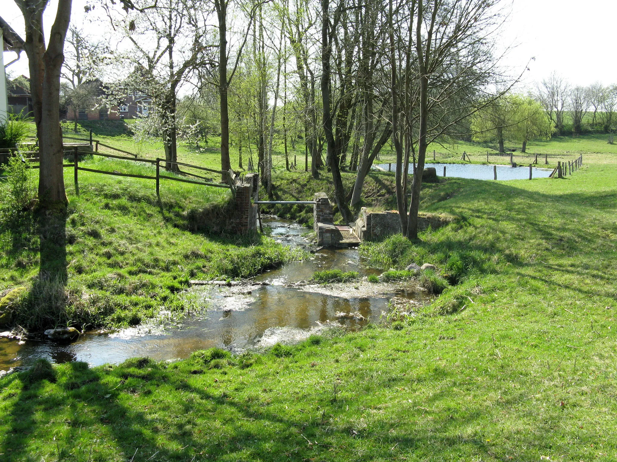 Photo showing: Small river Müllerbach with rests of a water mill in Witzin, disctrict Parchim, Mecklenburg-Vorpommern, Germany