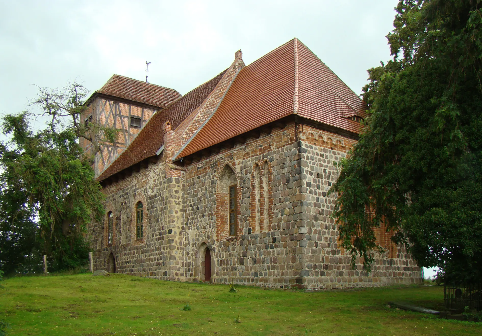 Photo showing: Dorfkirche in Vielist. Foto: Peter Schmelzle 2011
