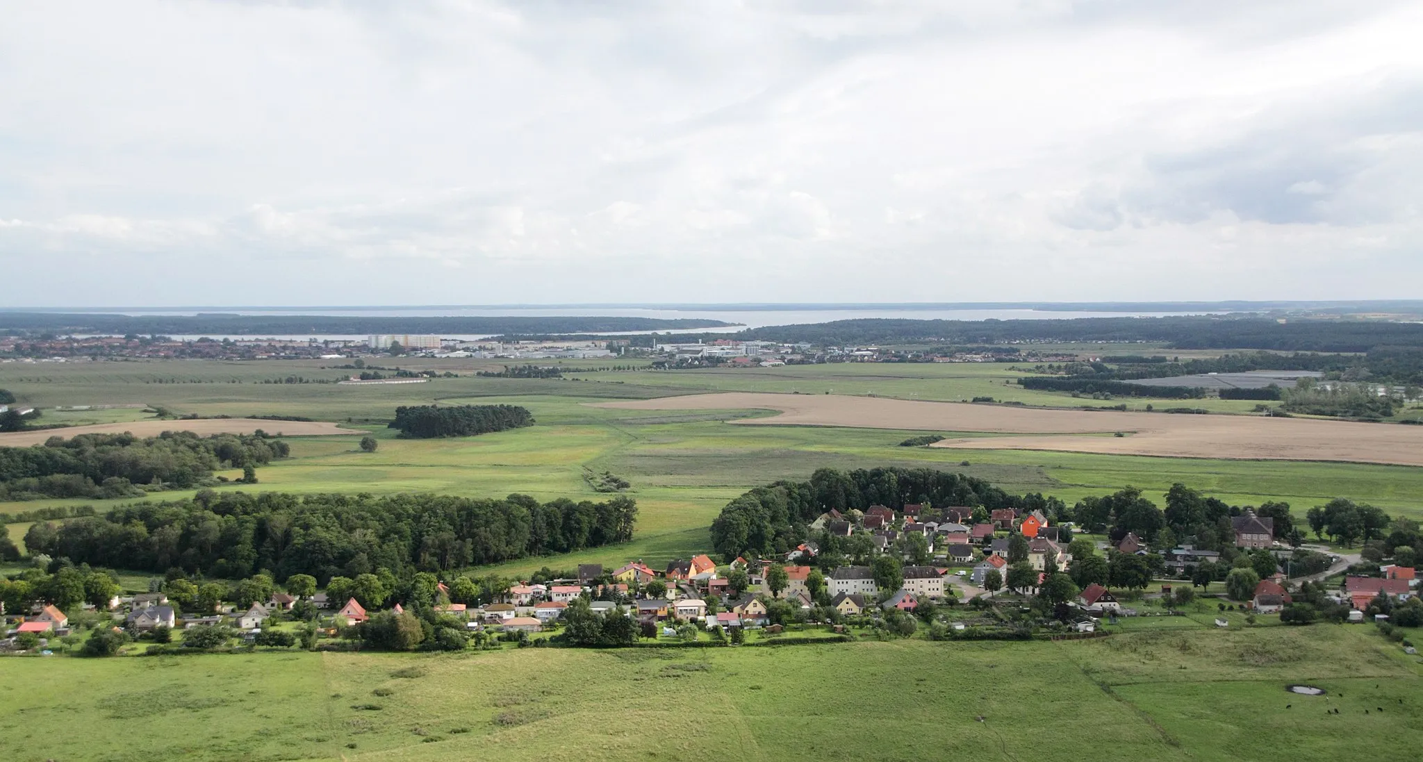 Photo showing: Fotoflug Waren-Müritz und Umgebung: Blick auf Vielist, Waren und Müritz im Hintergrund