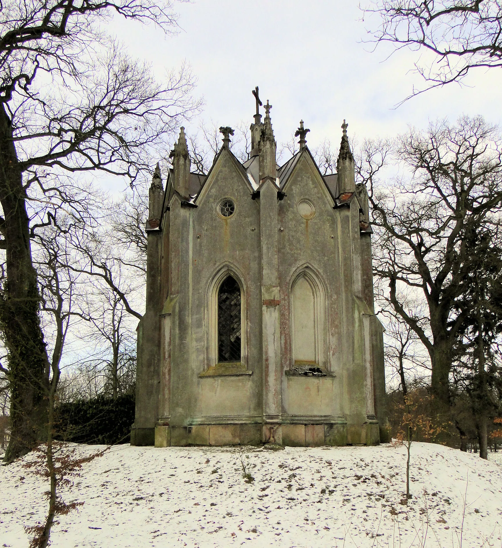 Photo showing: Mausoleum of Laffert family on a motte in Lehsen, district Ludwigslust-Parchim, Mecklenburg-Vorpommern, Germany