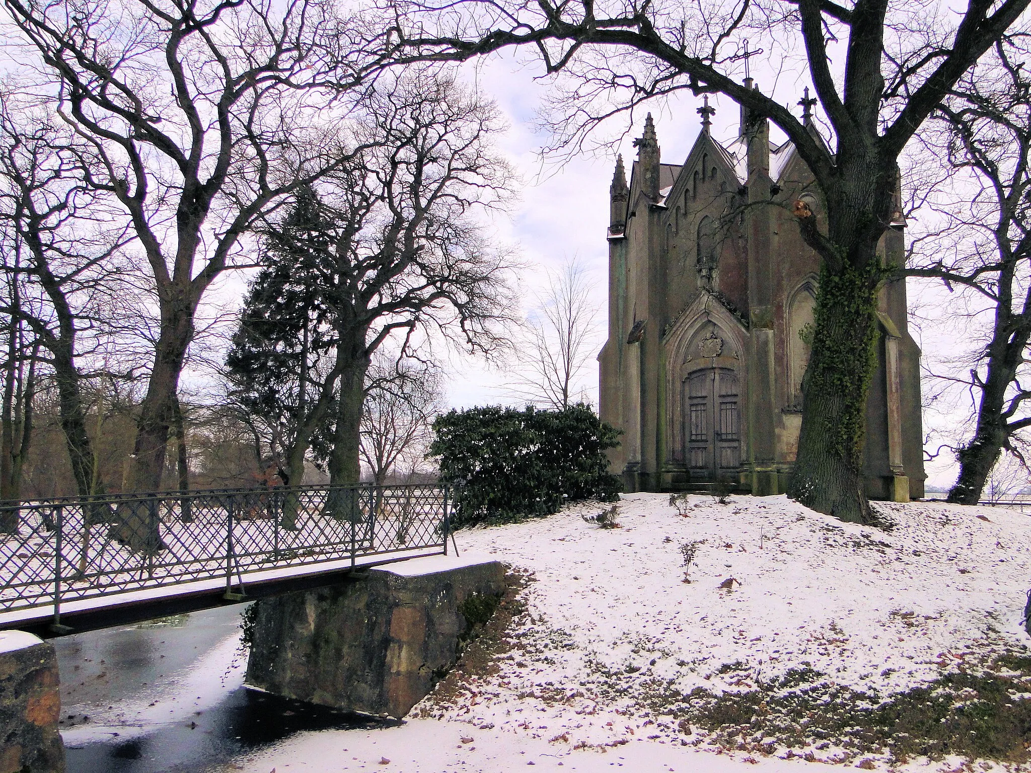 Photo showing: Mausoleum of Laffert family on a motte in Lehsen, district Ludwigslust-Parchim, Mecklenburg-Vorpommern, Germany