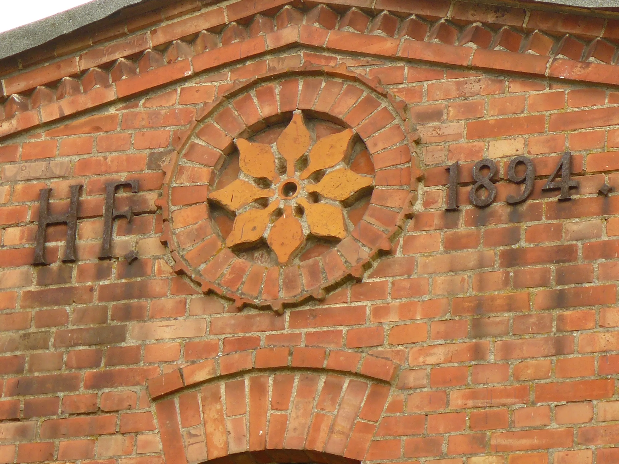 Photo showing: Alte Klinkerverzierung in Blumenhagen