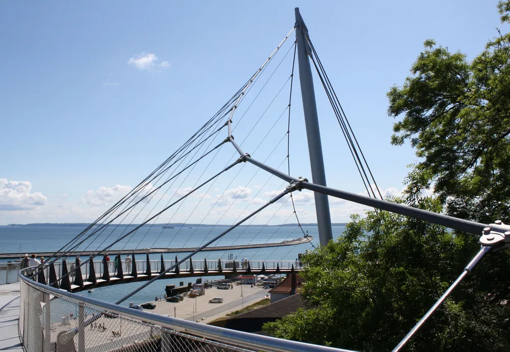 Photo showing: Hängebrücke verbindet die Innenstadt mit dem Hafen