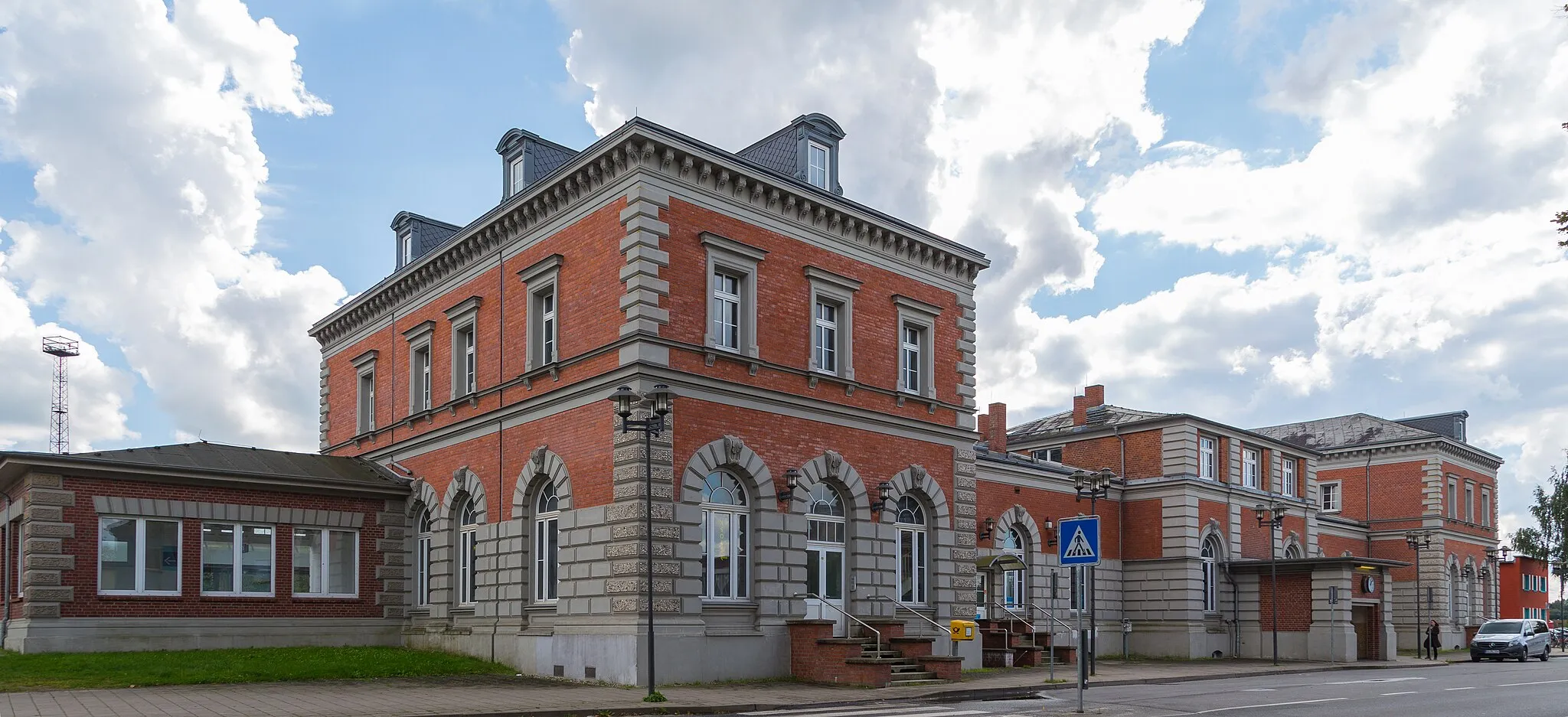 Photo showing: Bützow railway station (Bahnhof Bützow) in Bützow, Landkreis Rostock, Mecklenburg-Vorpommern, Germany. It is a listed cultural heritage monument.