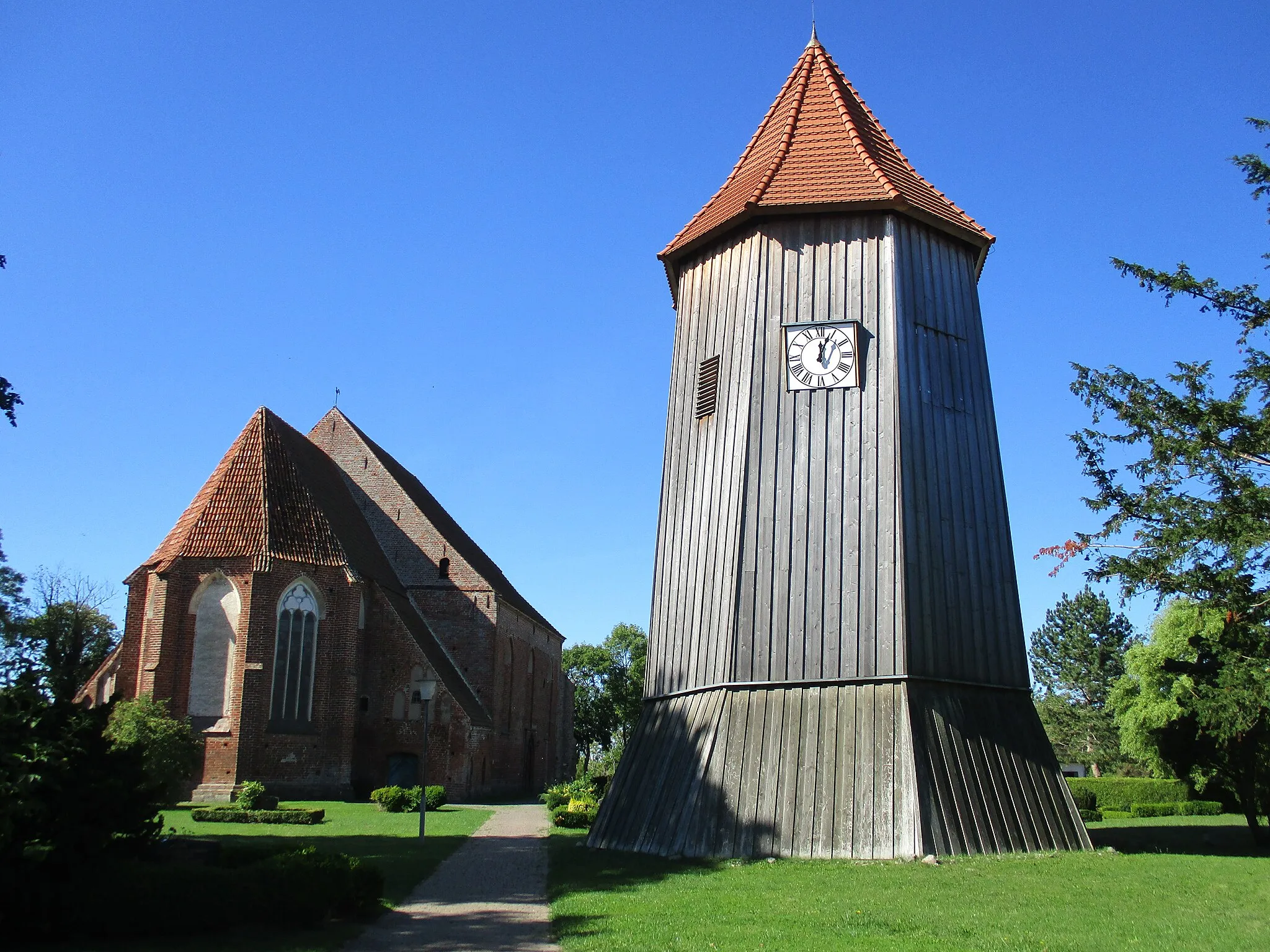 Photo showing: Glockenturm mit neuer Uhr und Kirche, Saal-2022, Vorpommern-Rügen