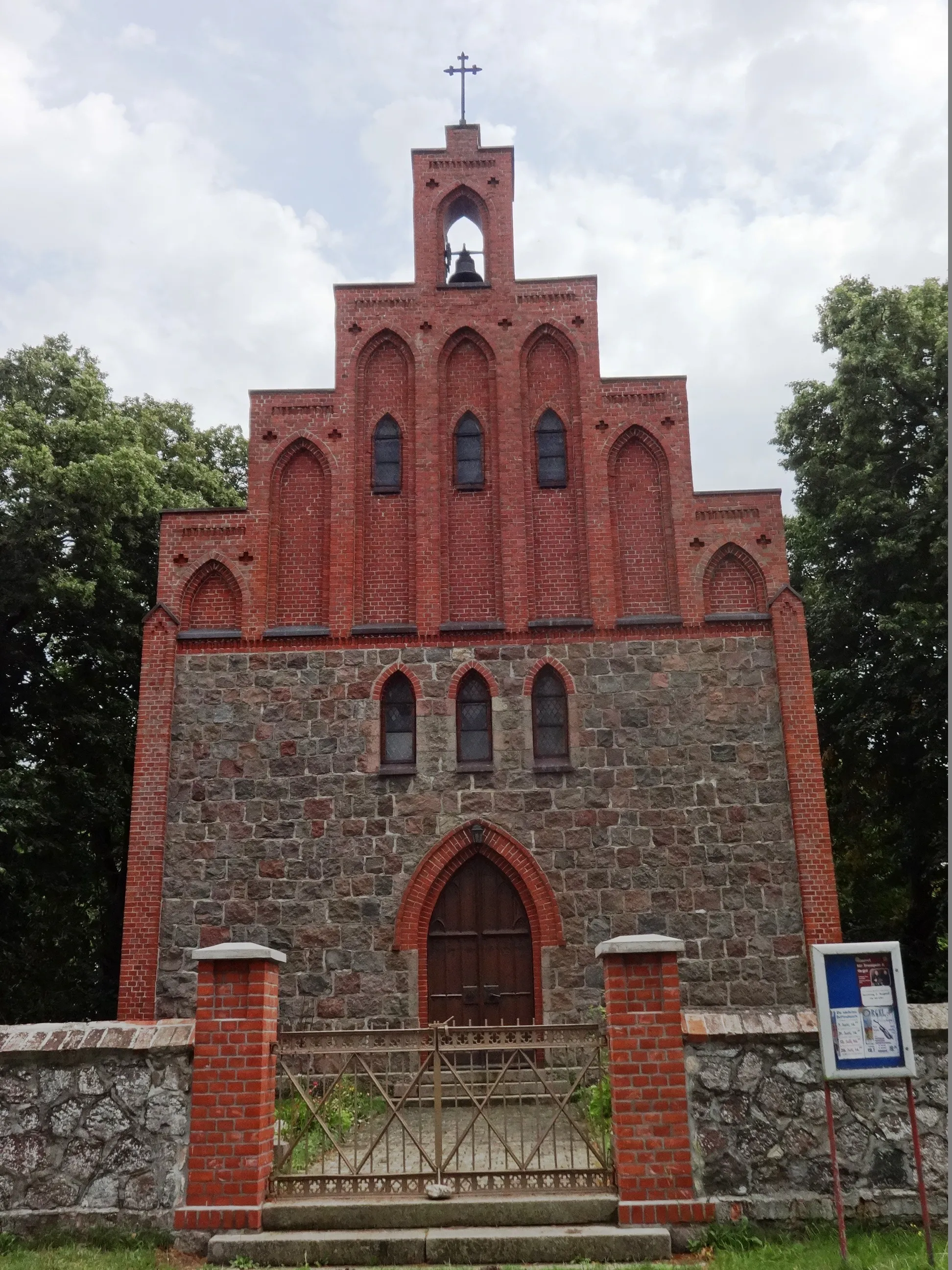 Photo showing: Die evangelische Kirche St. Marien wurde im 19. Jahrhundert im Stil der Neogotik errichtet. Sie wurde aus Feldsteinen erbaut und verfügt über einen polygonalen Chor. Im Innern befinden sich ein Altar aus der Neuzeit sowie eine Mehmel-Orgel aus dem Jahr 1862.