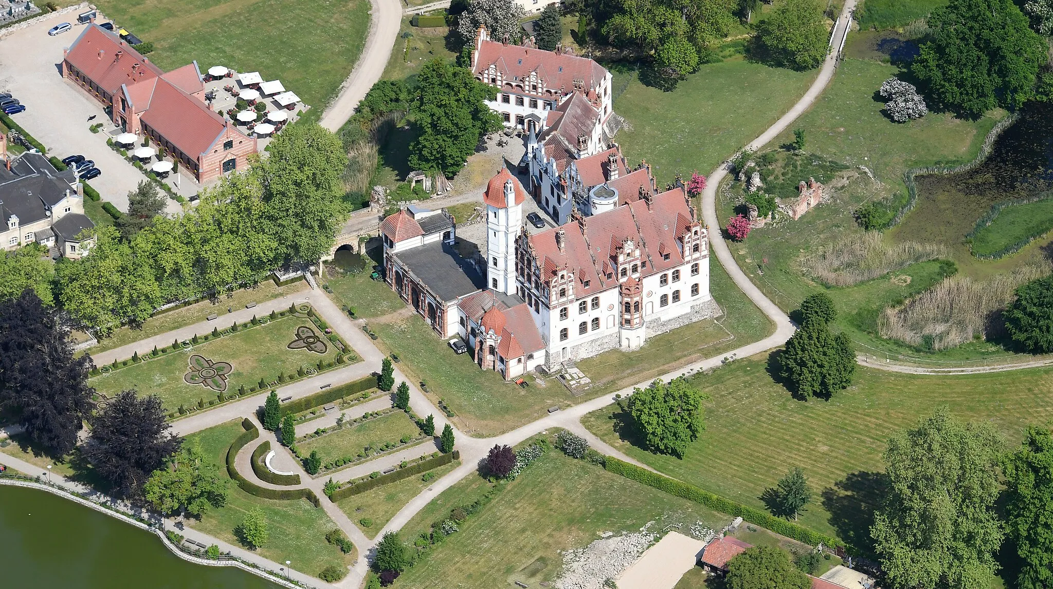 Photo showing: Aerial image of Schloss Basedow (view from the south)