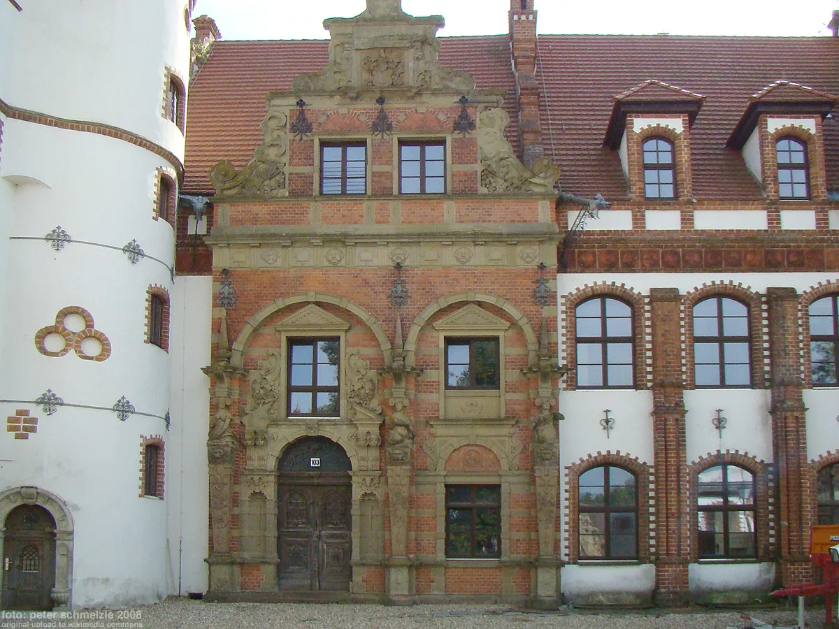 Photo showing: Fassadendetail an Schloss Basedow