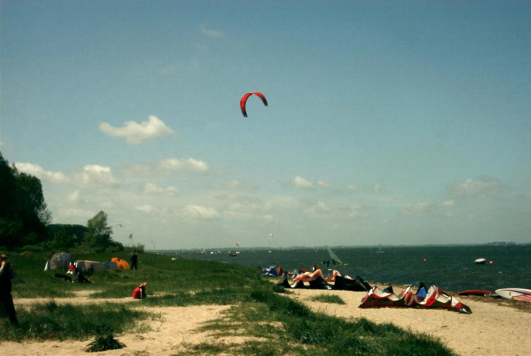 Photo showing: Kitesurfen an der Boddenküste bei Loissin