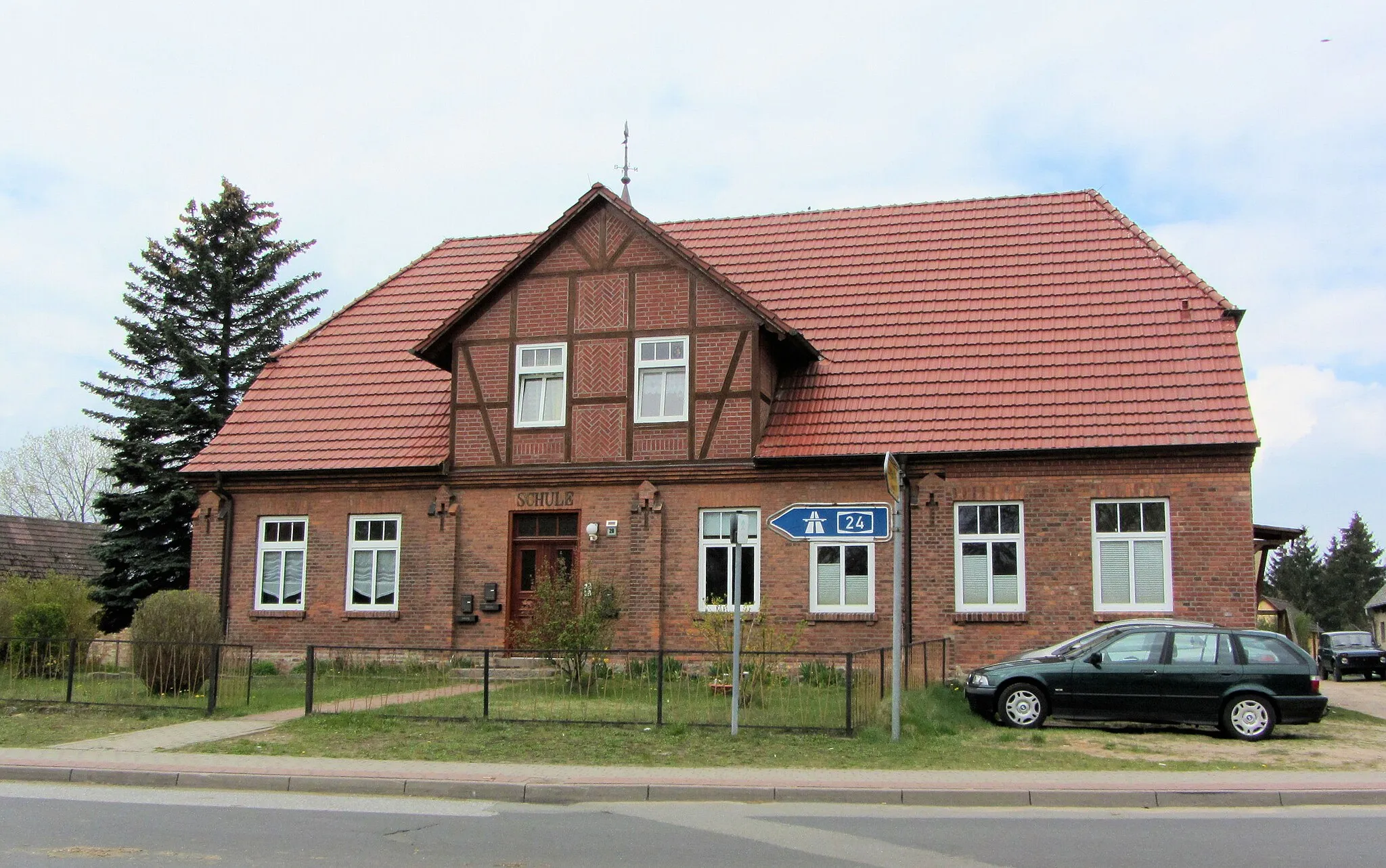 Photo showing: Former school building in Hoort, district Ludwigslust-Parchim, Mecklenburg-Vorpommern, Germany