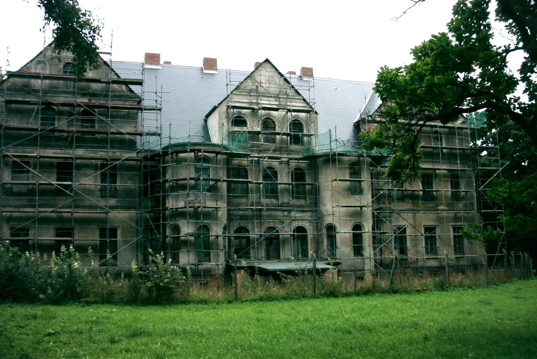 Photo showing: Lüssow Schloss Westseite 2004