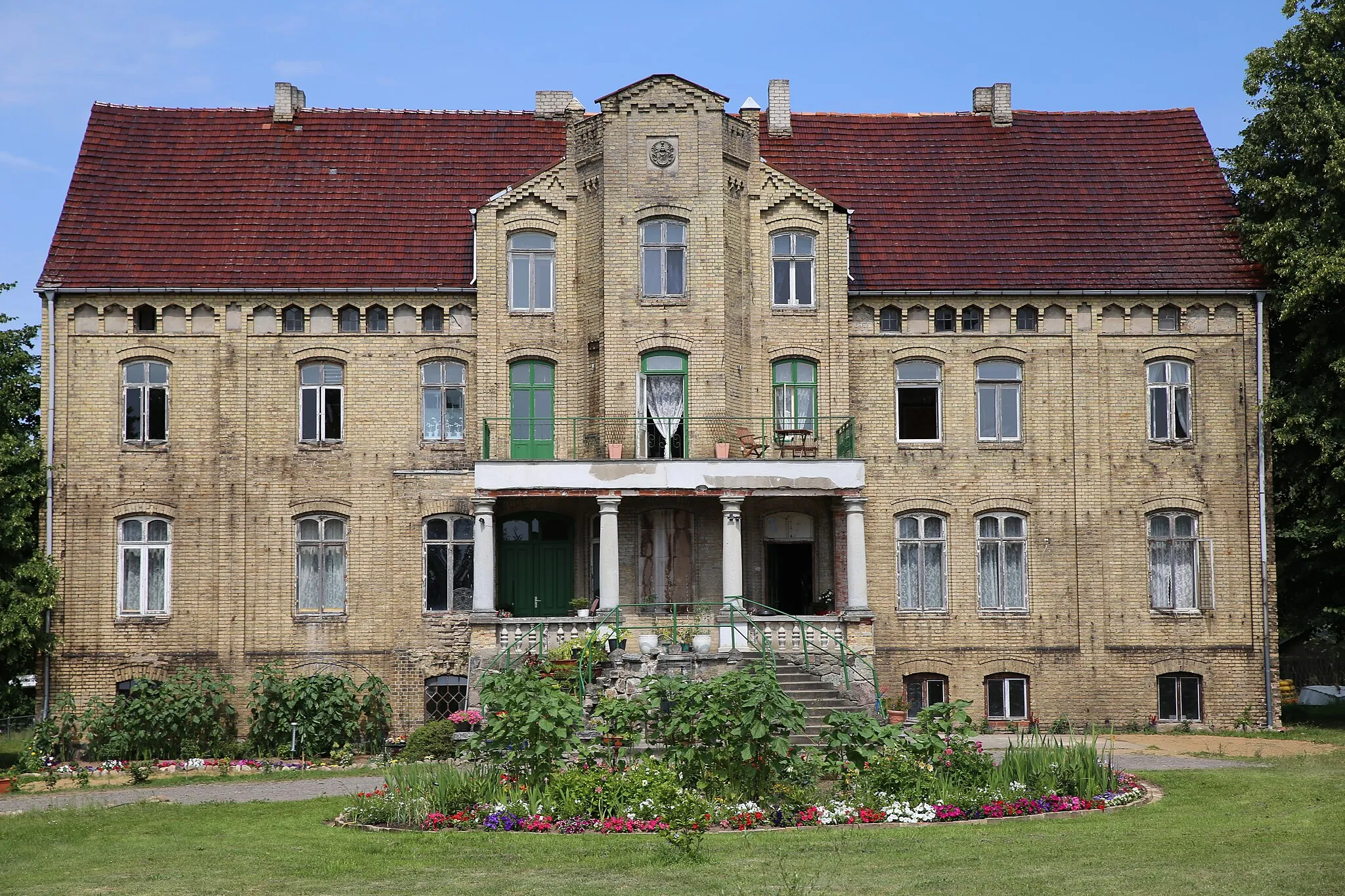 Photo showing: Herrenhaus Weitendorf, von vorne, mit dem neu angelegten Rondell