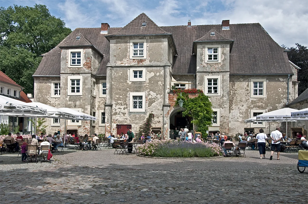 Photo showing: Wasserschloss Mellenthin, Frontseite, 2009