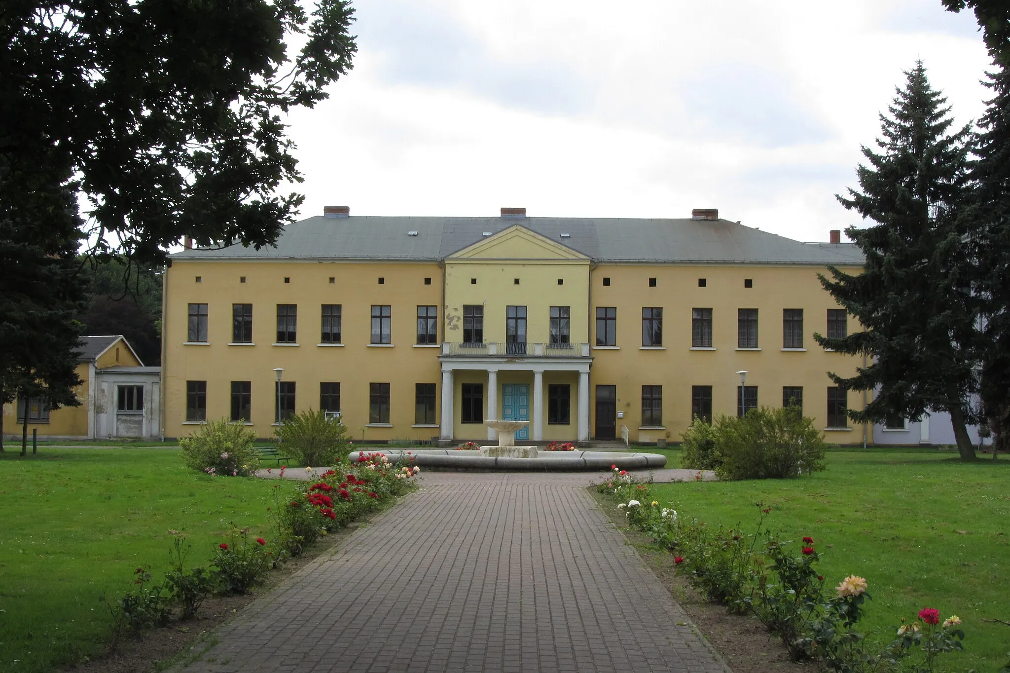 Photo showing: Semlower Schloss von vorn