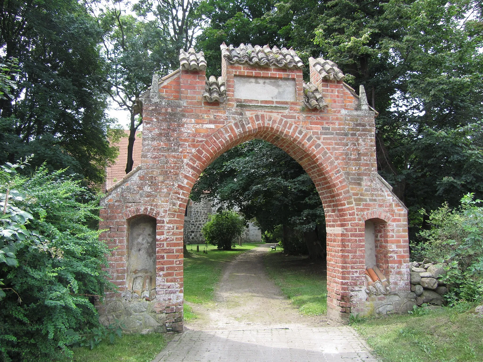 Photo showing: Semlower Dorfkirche Friedhof Eingang