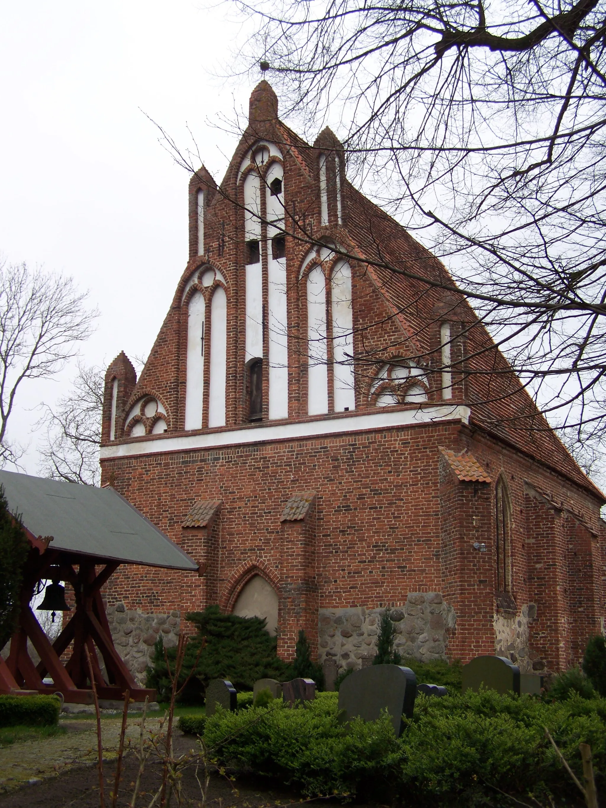 Photo showing: Dorfkirche_Velgast,_Frontansicht und Glockenstuhl