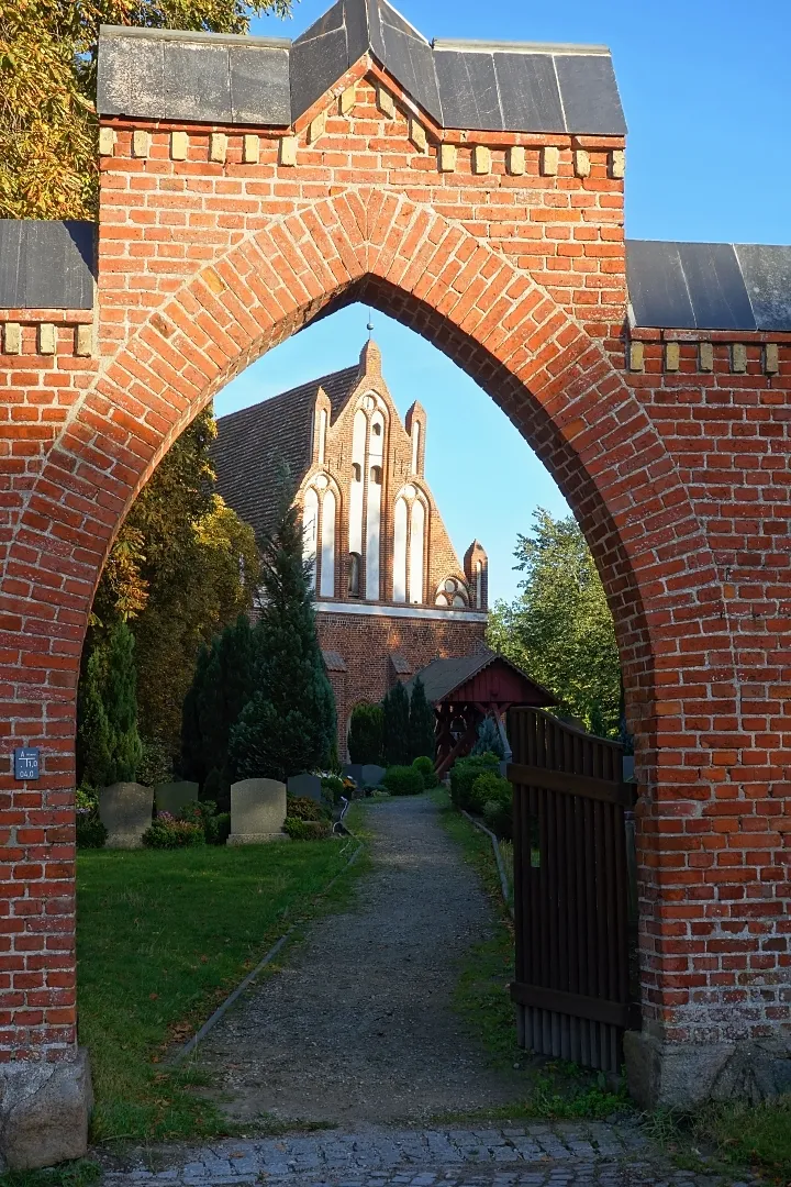 Photo showing: Friedhofsportal und Dorfkirche in Saal