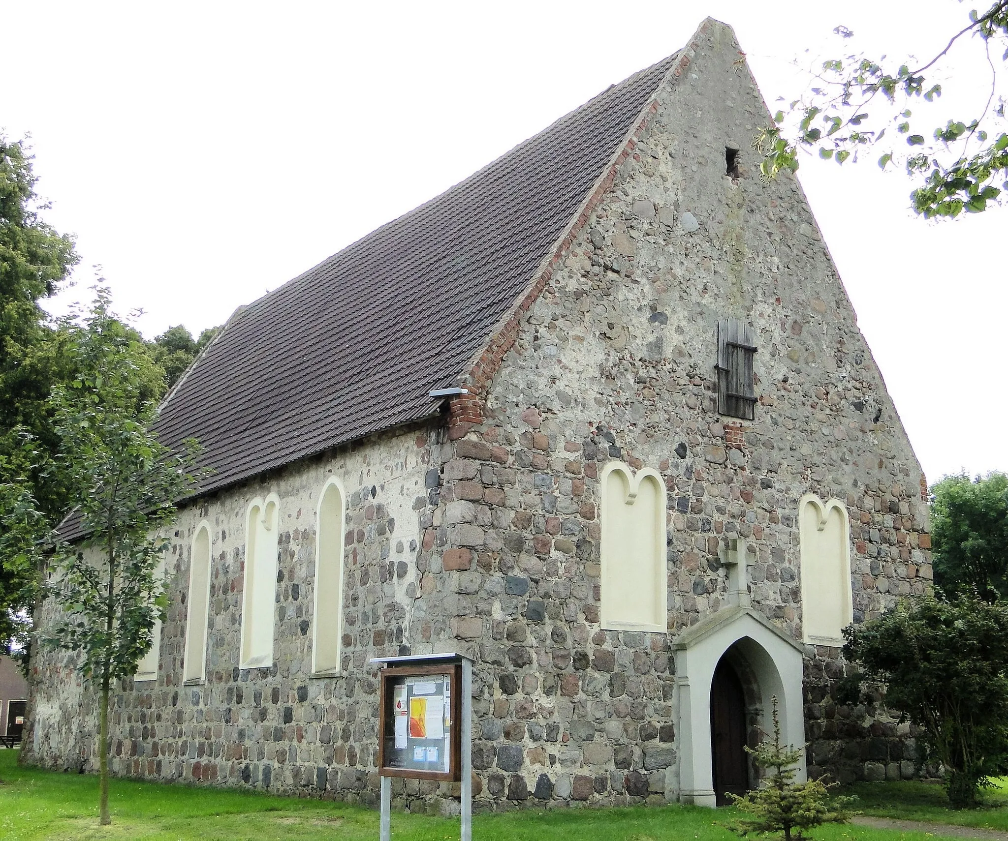 Photo showing: Church in Staven, district Mecklenburg-Strelitz, Mecklenburg-Vorpommern, Germany
