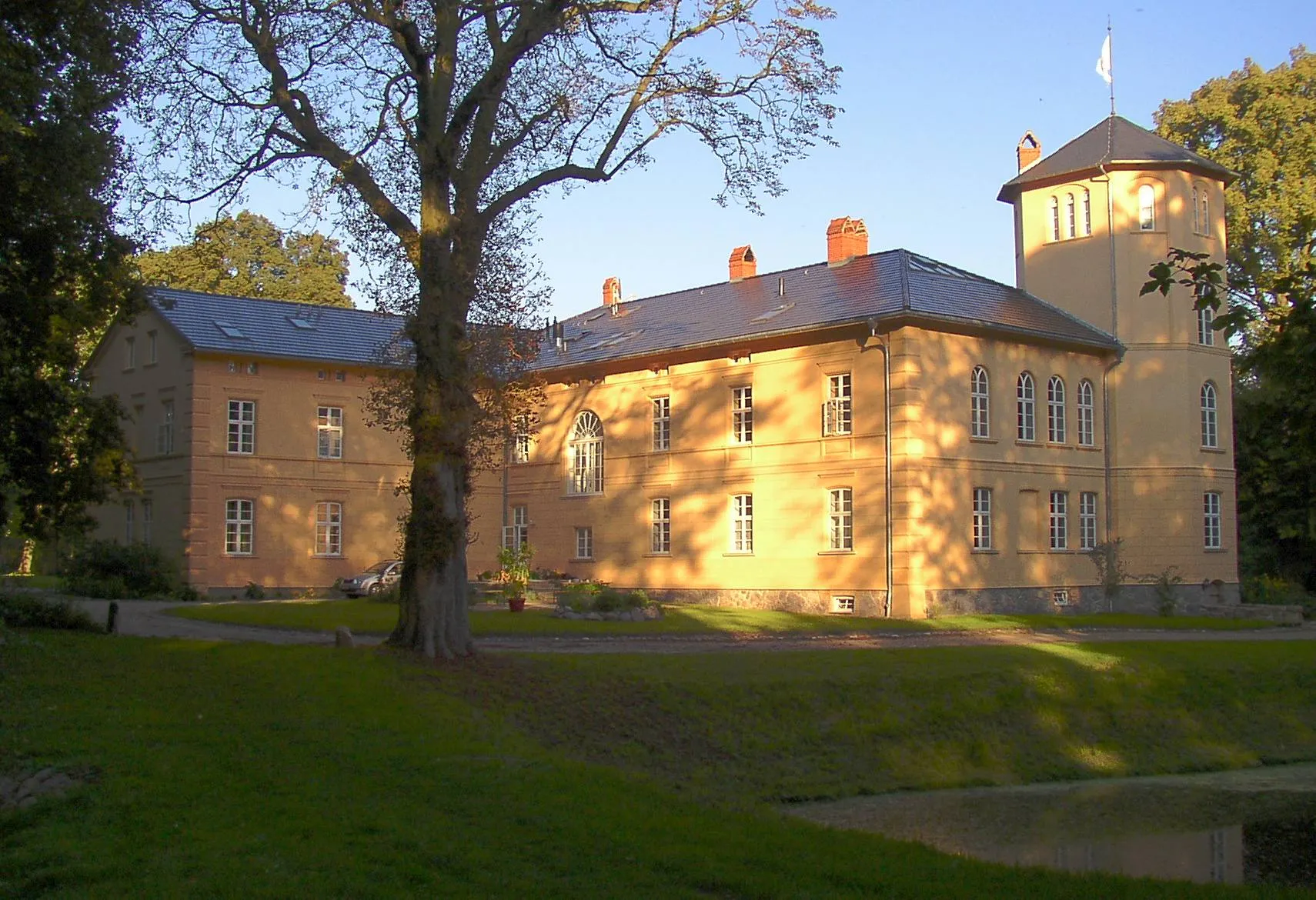 Photo showing: Castle in Dettmannsdorf-Kölzow in Mecklenburg-Western Pomerania, Germany