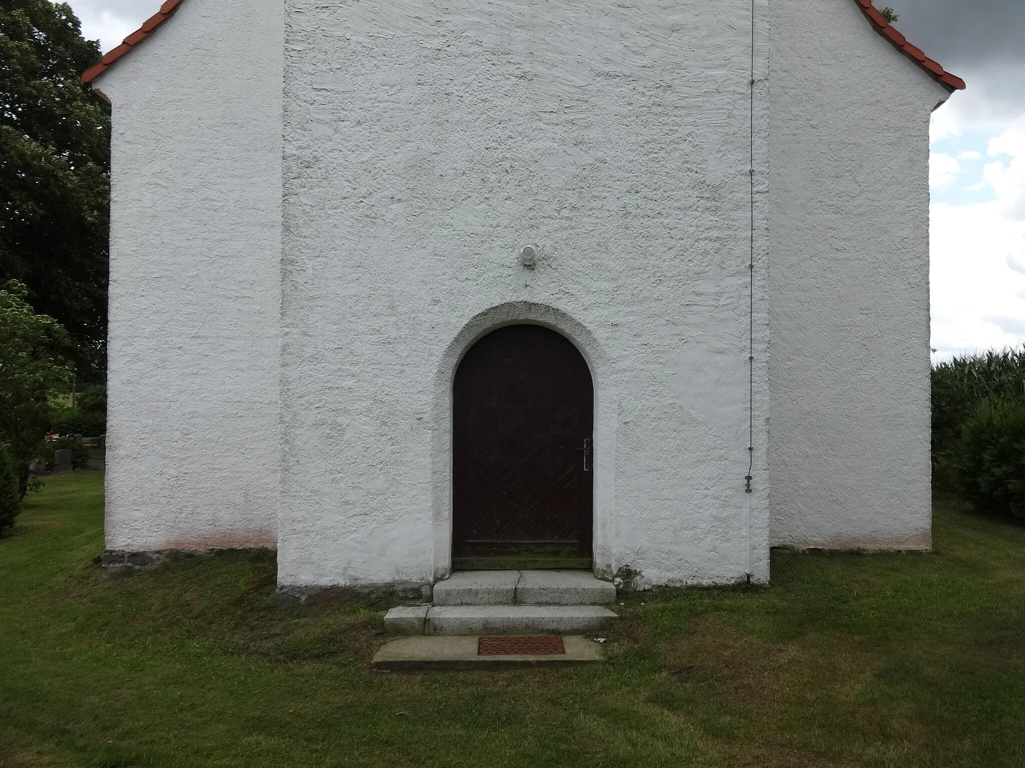 Photo showing: Dorfkirche Zemitz: Der schlichte Putzbau entstand im 18. Jahrhundert als Kapelle und wurde 1913 zur Saalkirche umgebaut. In dieser Zeit erhielt sie auch den barockisierenden Westturm. 1999 erfolgte die Namensgebung St. Michael nach einer umfassenden Sanierung. Im Inneren schlichte Ausstattung mit hölzerner Tonnendecke.