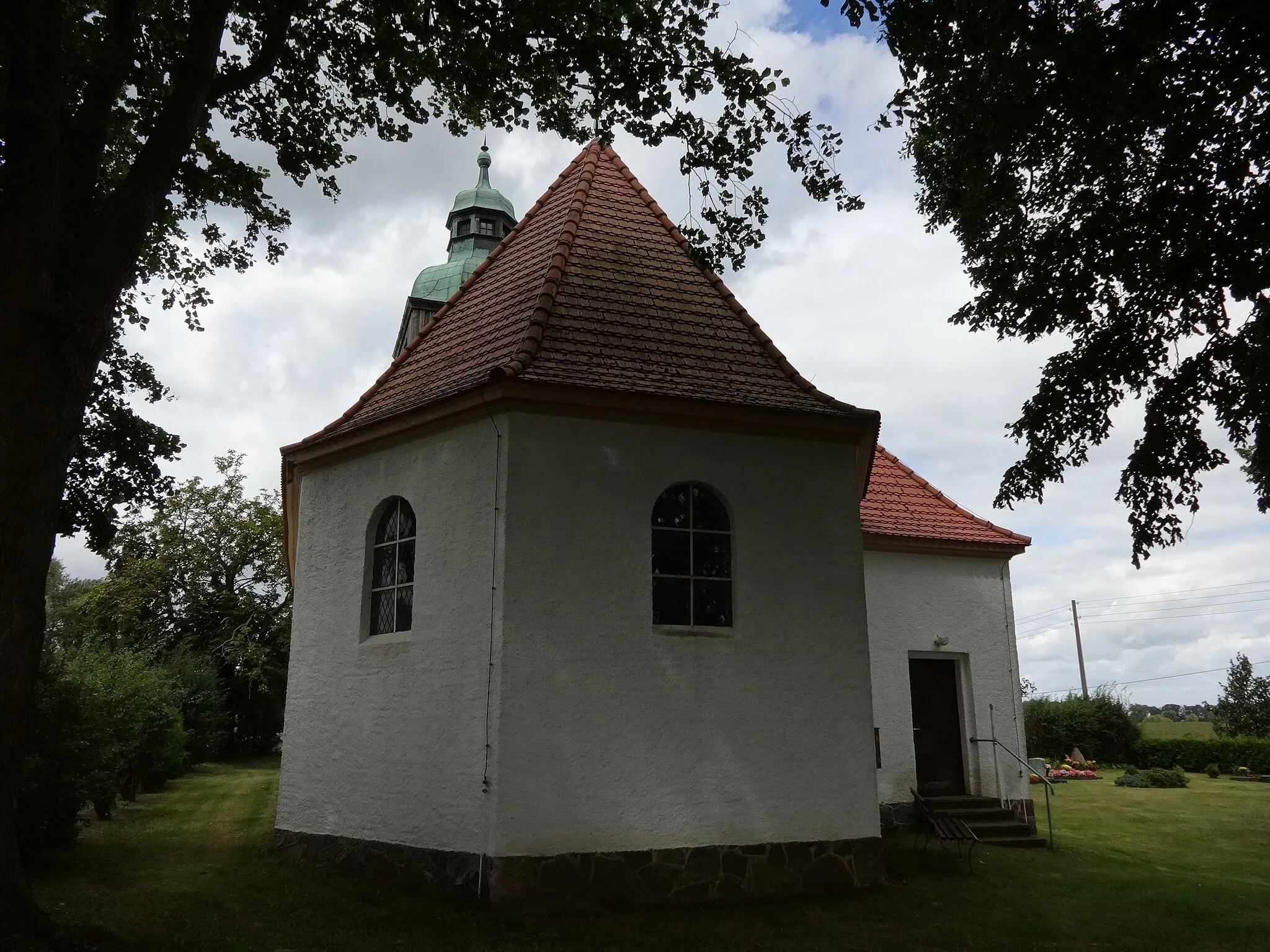 Photo showing: Dorfkirche Zemitz: Der schlichte Putzbau entstand im 18. Jahrhundert als Kapelle und wurde 1913 zur Saalkirche umgebaut. In dieser Zeit erhielt sie auch den barockisierenden Westturm. 1999 erfolgte die Namensgebung St. Michael nach einer umfassenden Sanierung. Im Inneren schlichte Ausstattung mit hölzerner Tonnendecke.