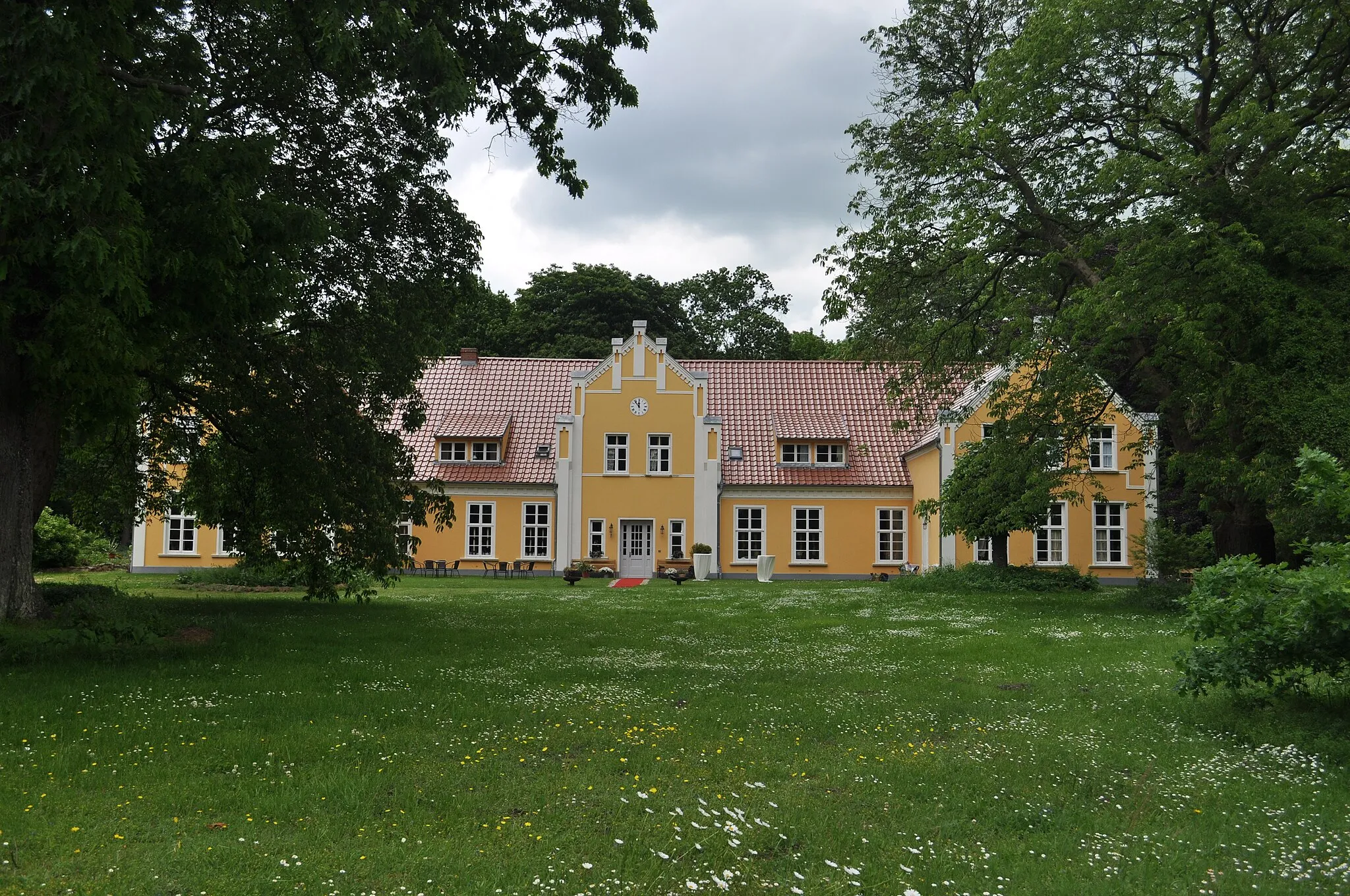 Photo showing: Das ehemalige Gutshaus in Ehmkendorf, heute (2010) Kräuterhotel