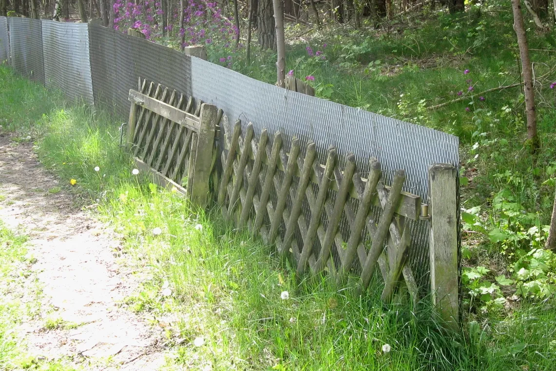 Photo showing: Former fence of inner German border in private usage in Polz, Dömitz, Mecklenburg-Vorpommern, Germany