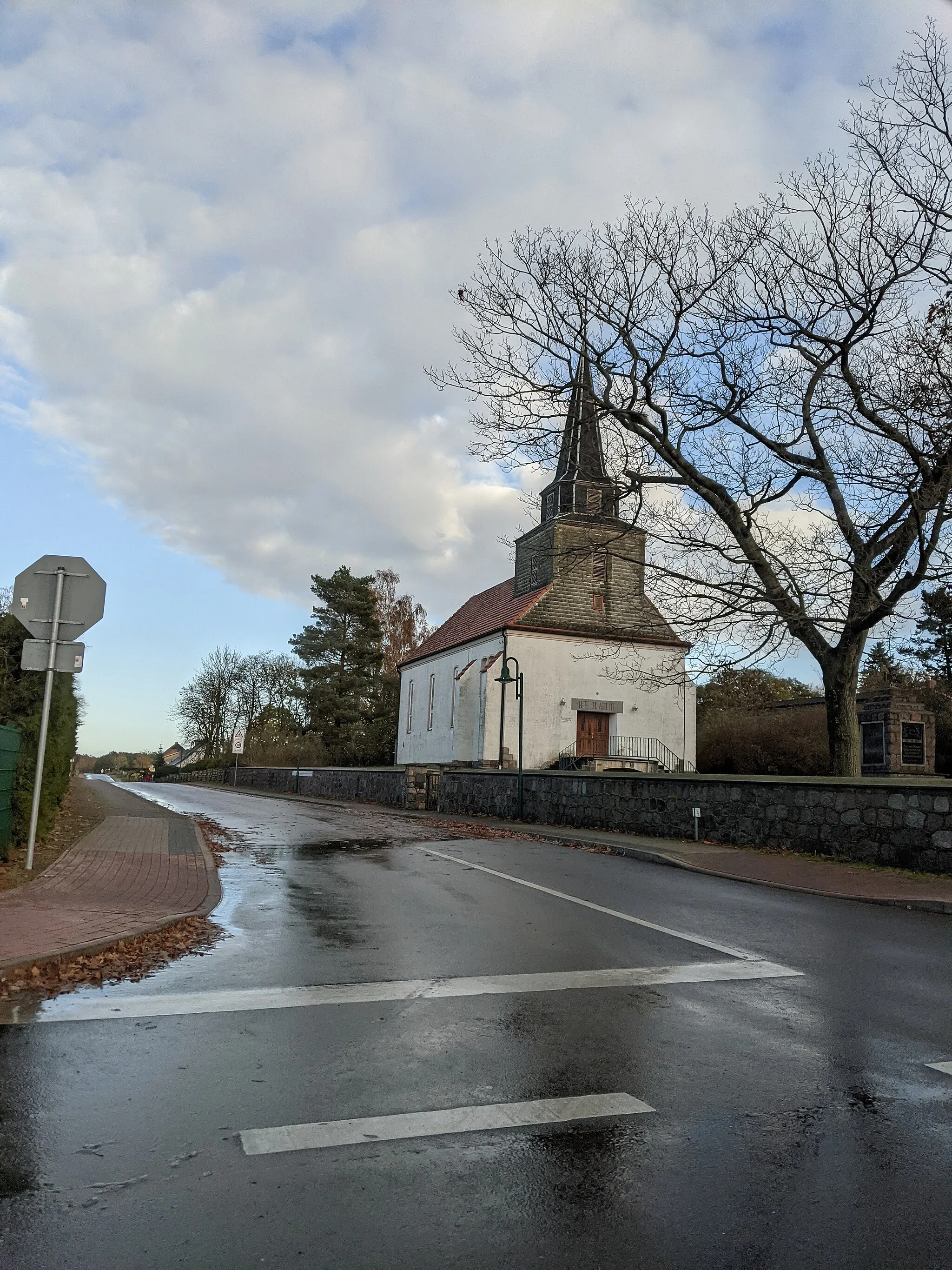 Photo showing: Dorfkirche in Heinrichswalde von der Dorfstraße aus gesehen.