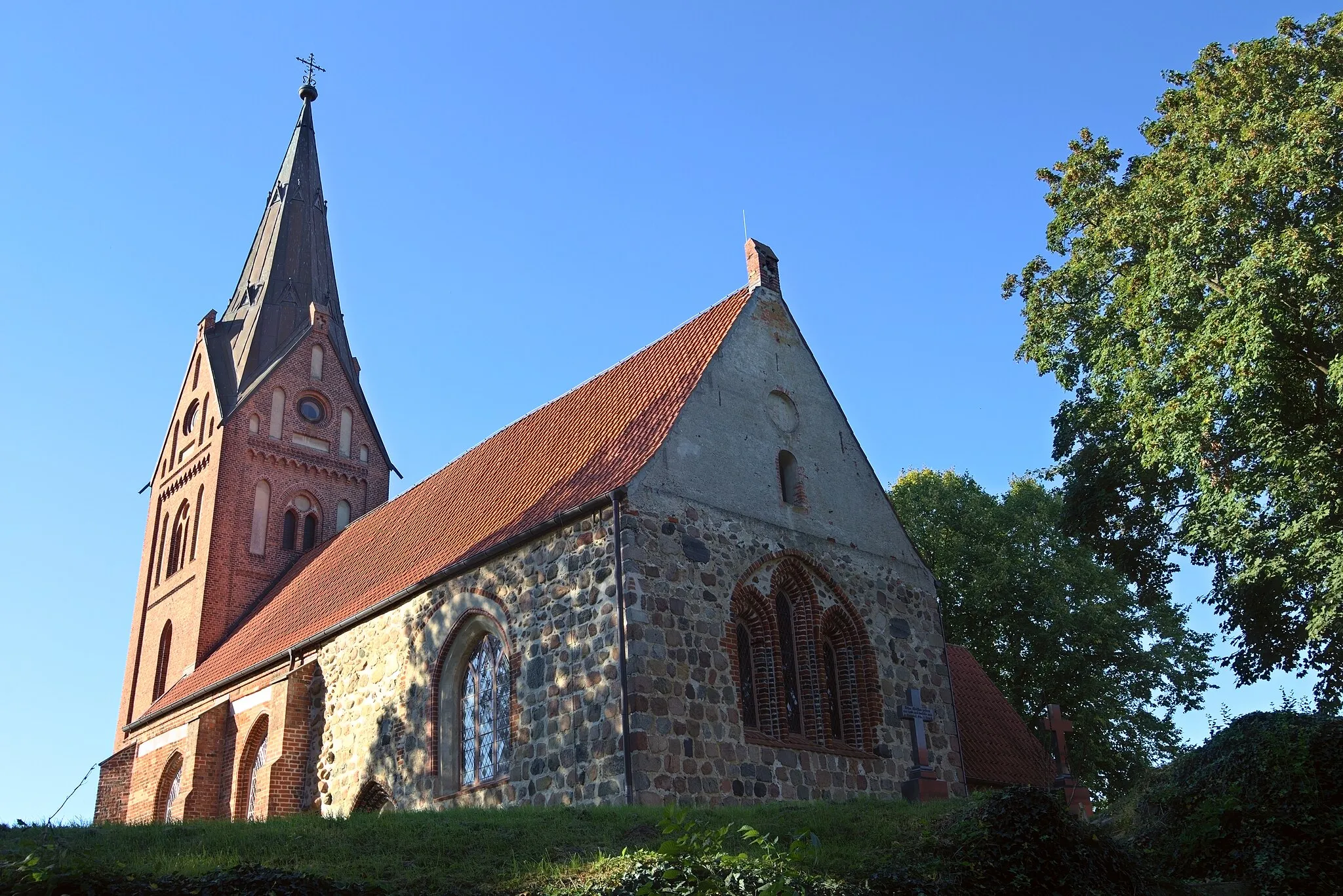 Photo showing: Gotische Kirche in Hanshagen, gesehen von Südosten von der Straße des Friedens