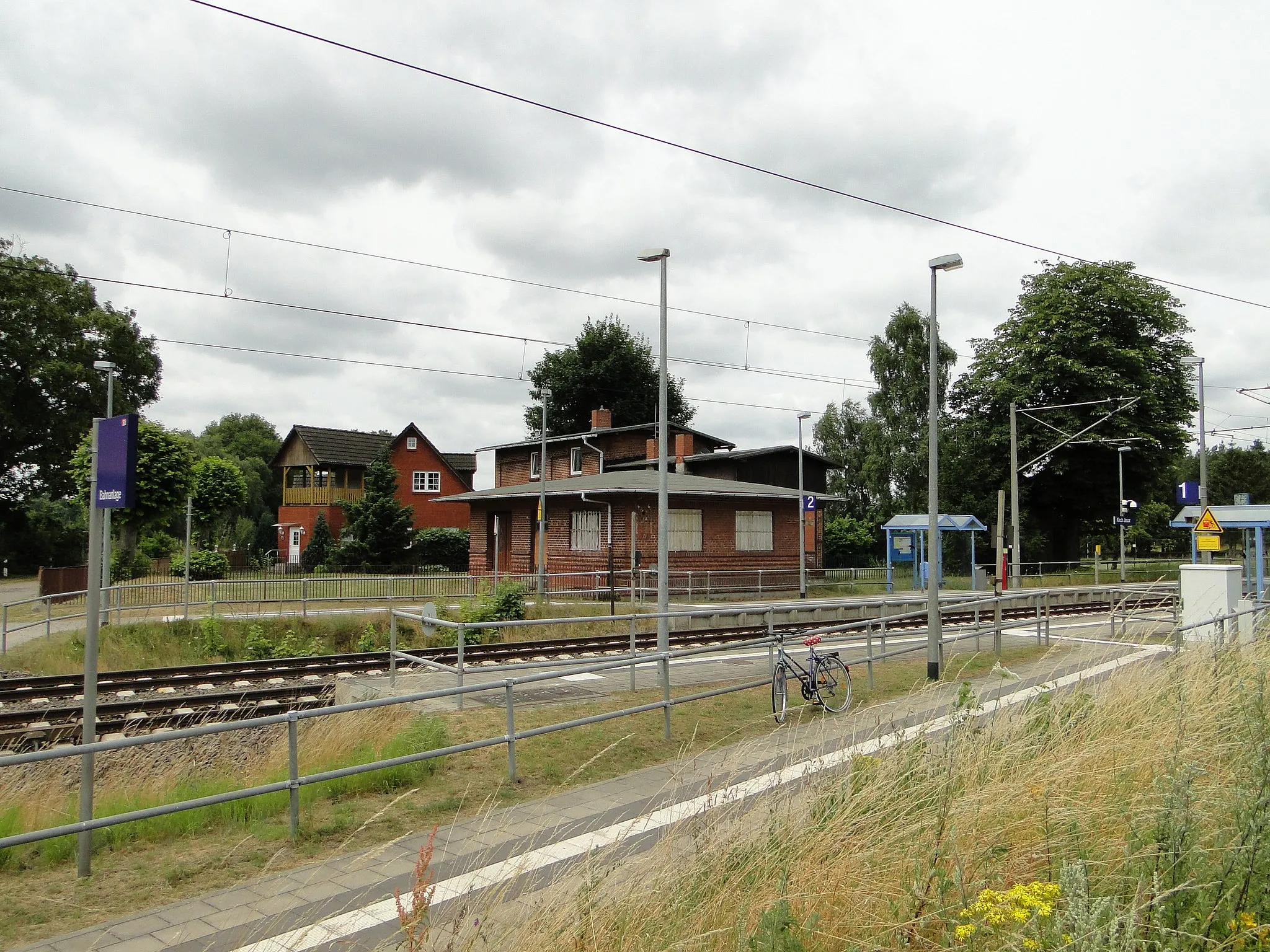 Photo showing: Train station Building in Kirch Jesar, district Ludwigslust-Parchim, Mecklenburg-Vorpommern, Germany