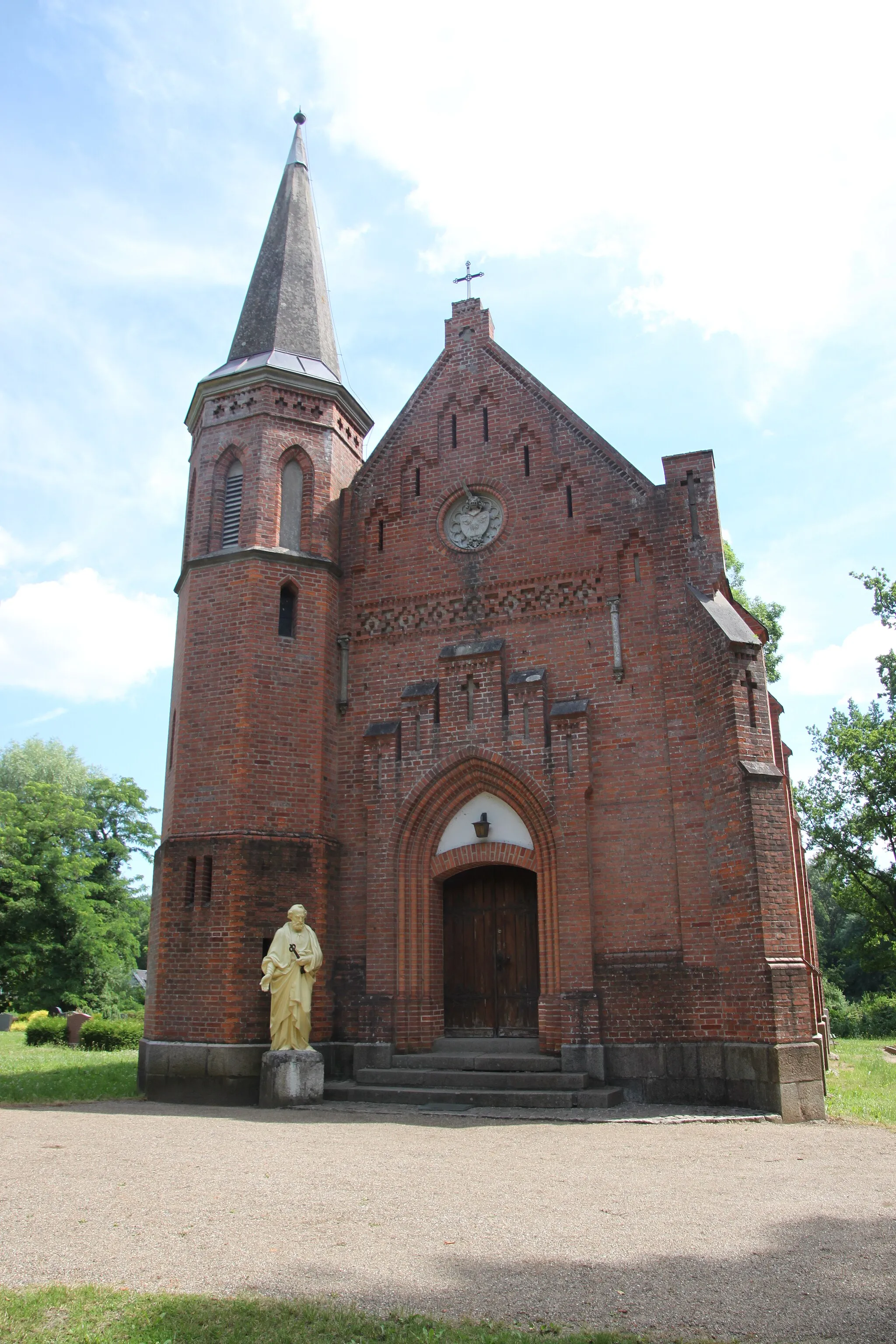 Photo showing: Kirche Neuhof mit Staue des Apostel Petrus