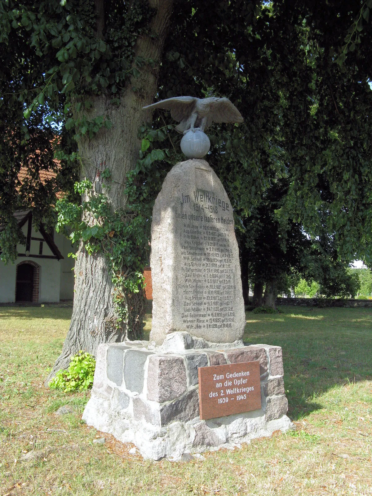 Photo showing: War memorial 1914/18 in Kieve, disctrict Mecklenburgische Seenplatte, Mecklenburg-Vorpommern, Germany