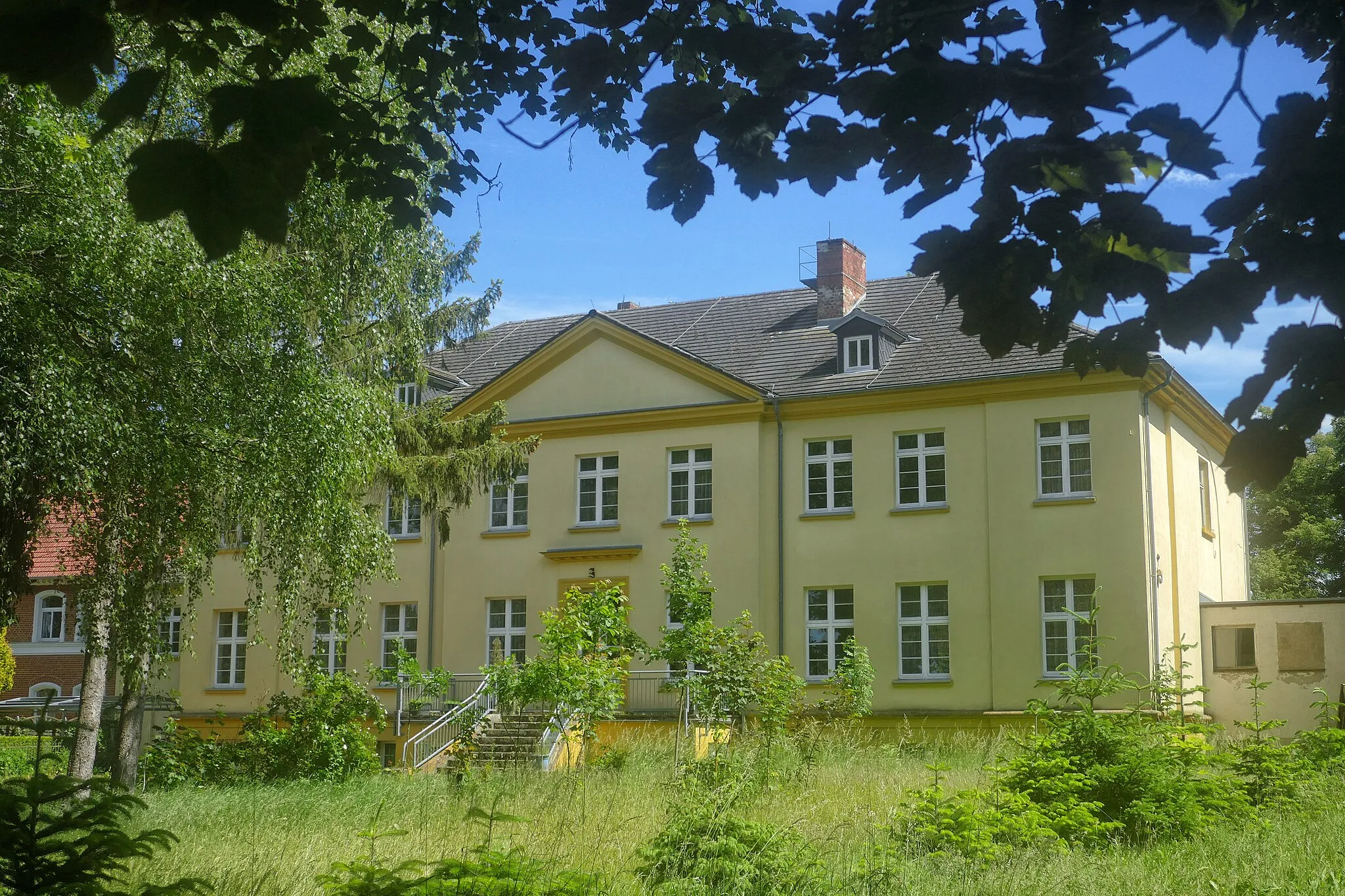 Photo showing: Gutshaus von 1825, zweigeschossiger klassizistischer Putzbau.
