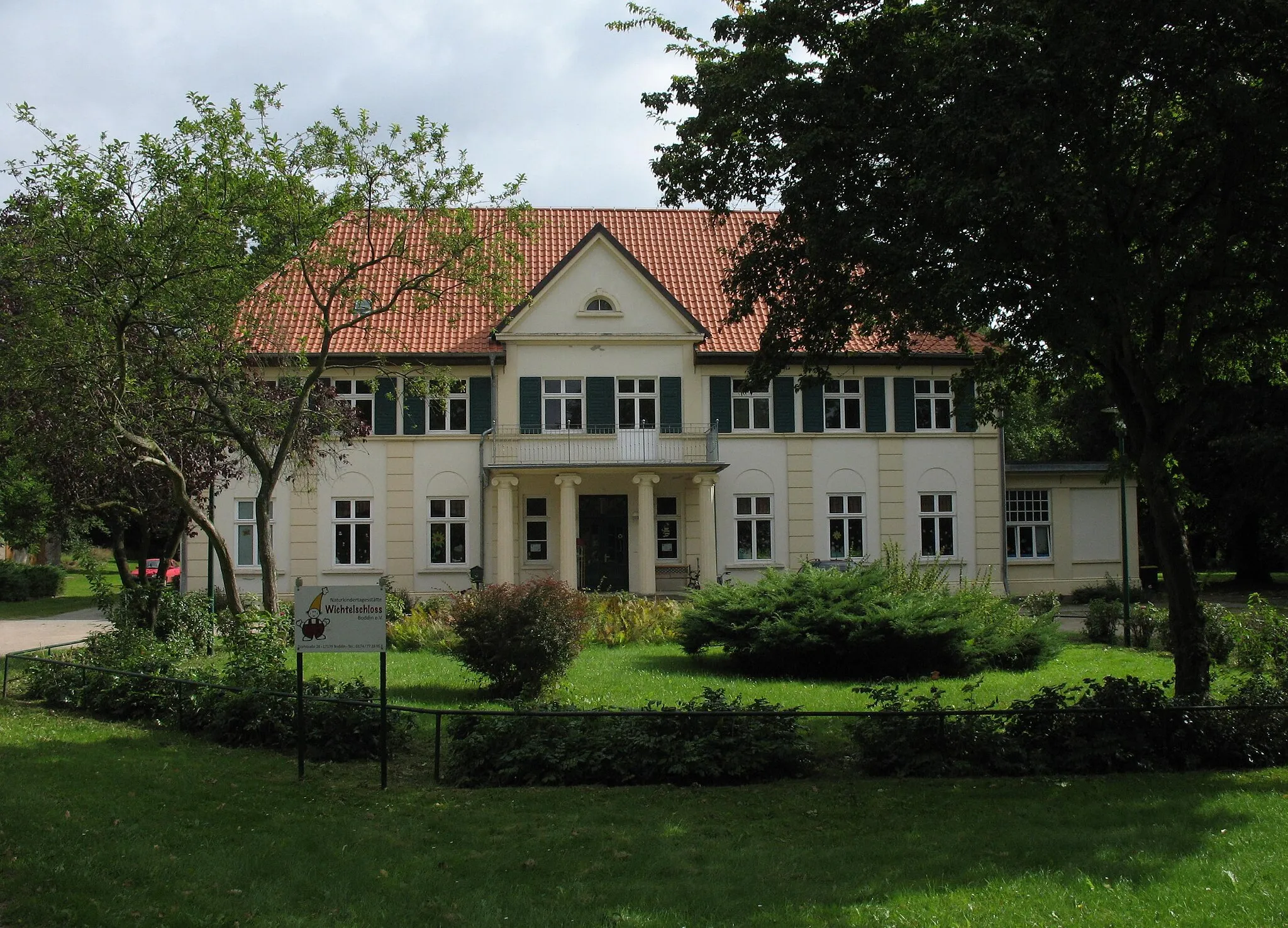 Photo showing: Manor house in Boddin in Mecklenburg-Western Pomerania, Germany