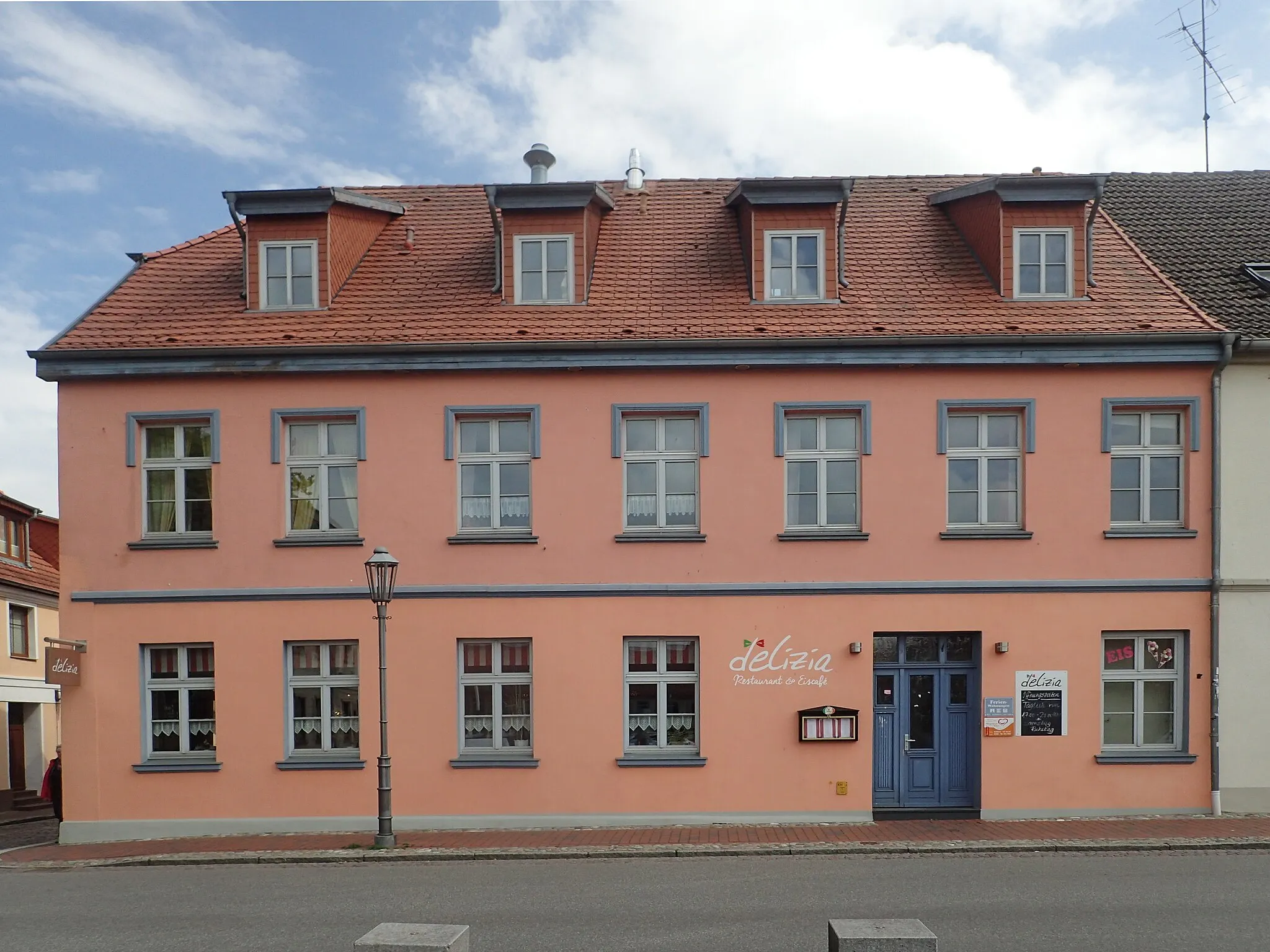 Photo showing: Stolpersteinlage Röbel Marktplatz 10