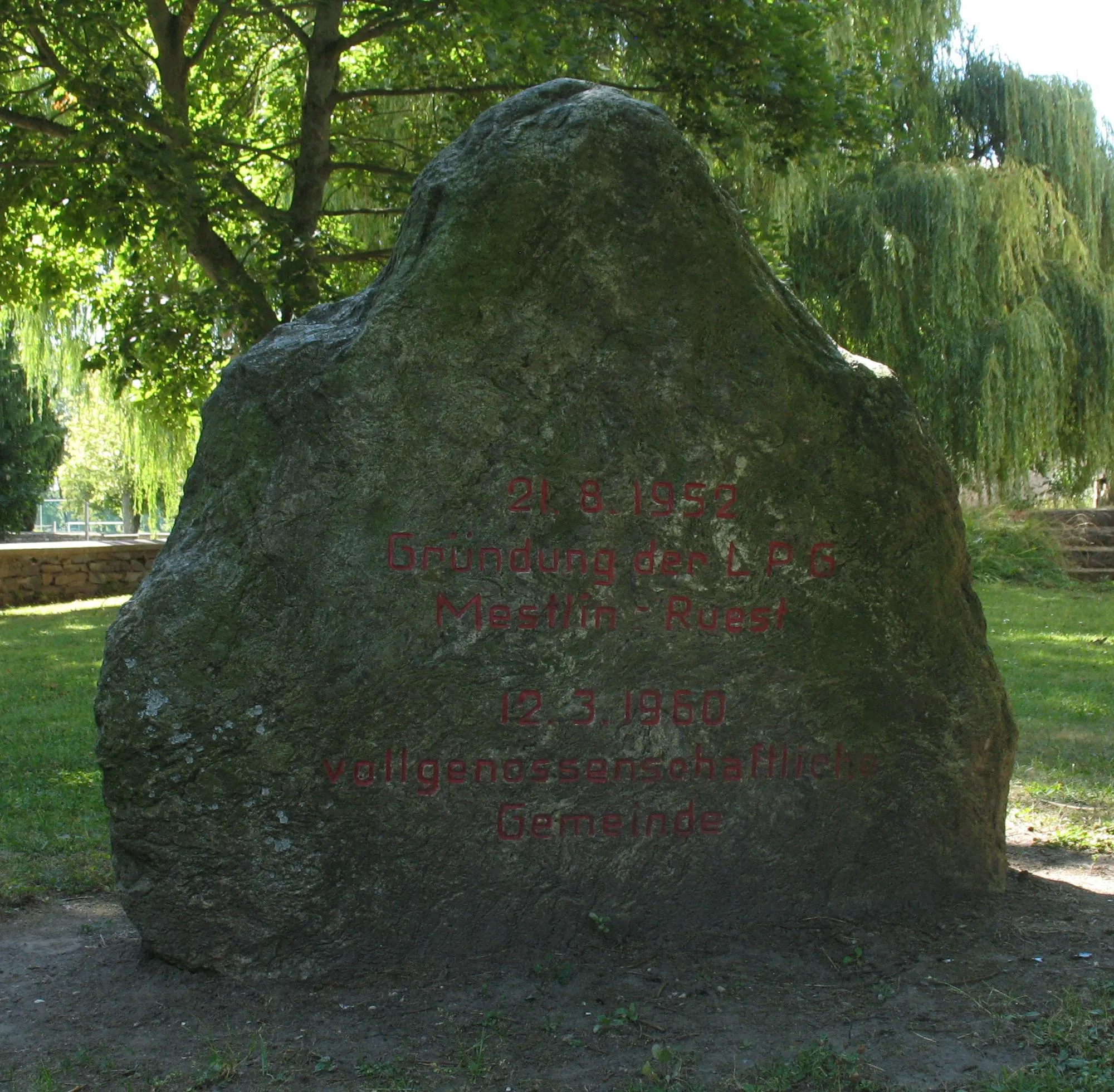 Photo showing: Memorial stone for the foundation of the LPG Mestlin-Ruest in Mestlin in Mecklenburg-Western Pomerania, Germany