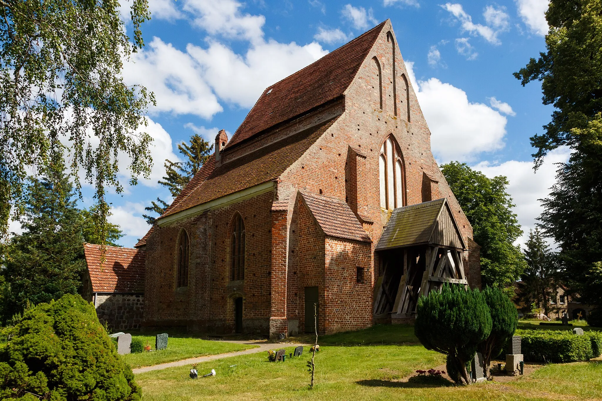 Photo showing: Village church in Basse (Lühburg), view from the northwest, on the west side of the building is a freestanding wooden belfry.