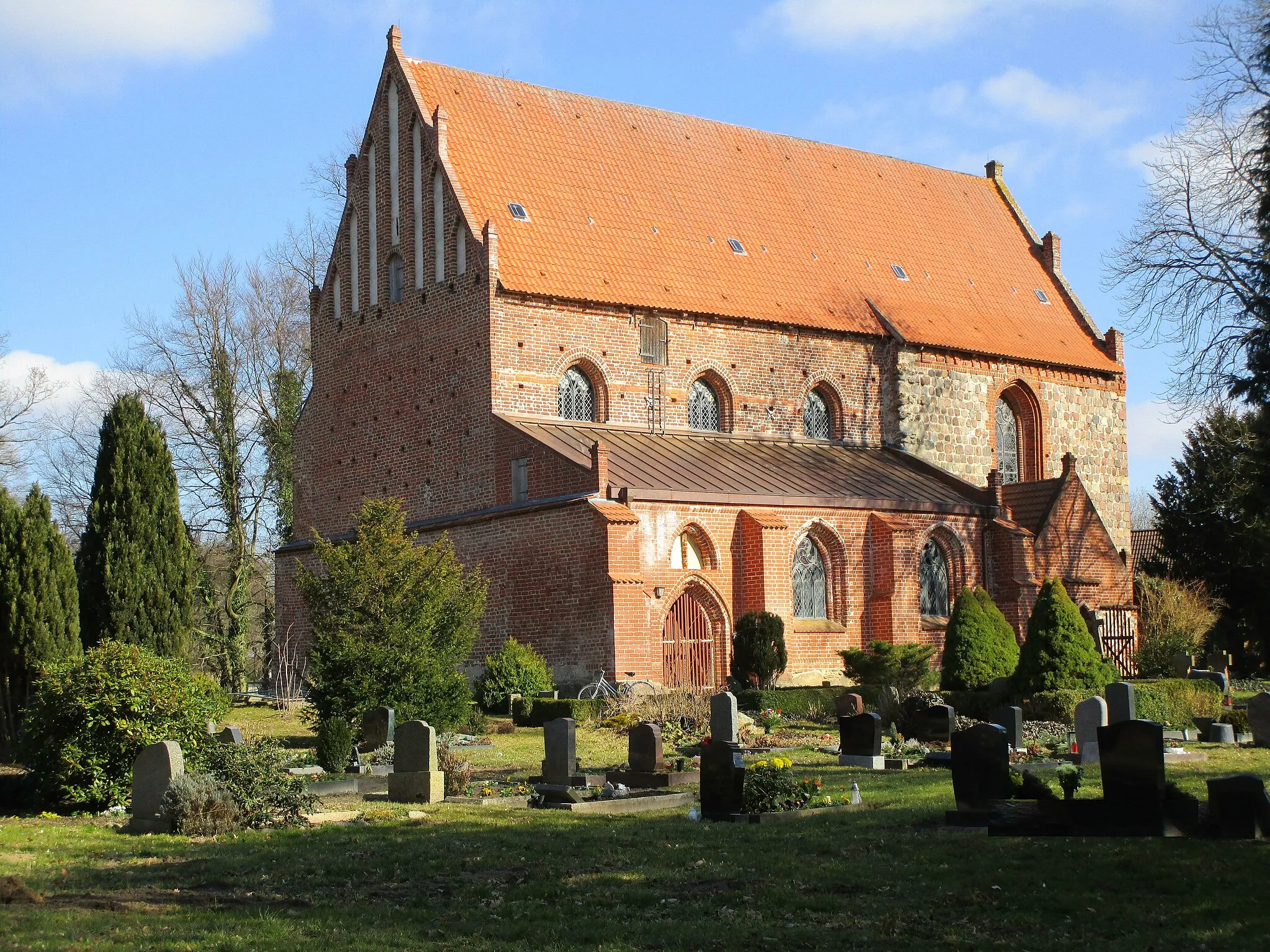 Photo showing: Kirche Behrenhoff aus Südwest nach den Außenrestaurationen