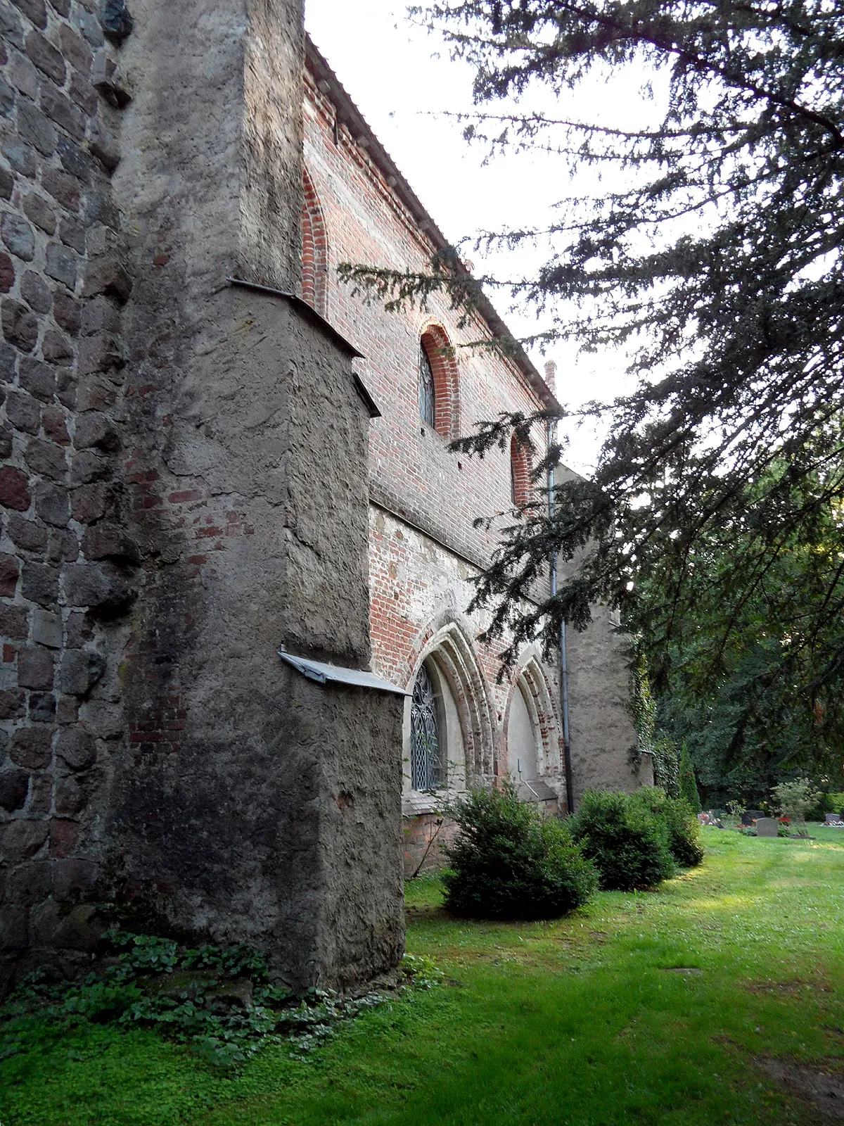 Photo showing: Nordseite der Kirche von Behrenhoff