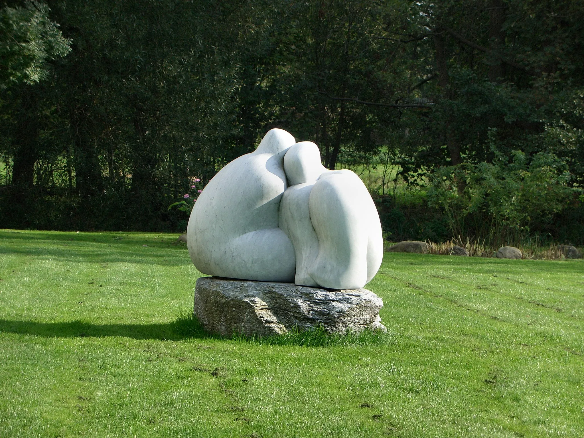 Photo showing: "Nähe", 1996/2002, Figurengruppe aus Carrara-Marmor von Axel Peters auf dem Musenhof in Poppendorf