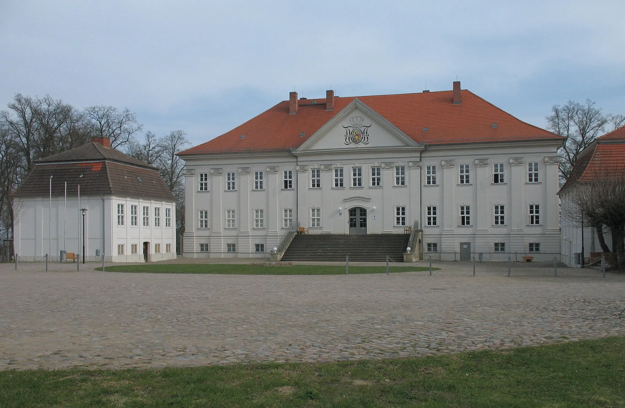 Photo showing: Former royal palace (dukes of Mecklenburg-Strelitz) in Hohenzieritz in Mecklenburg-Western Pomerania, Germany