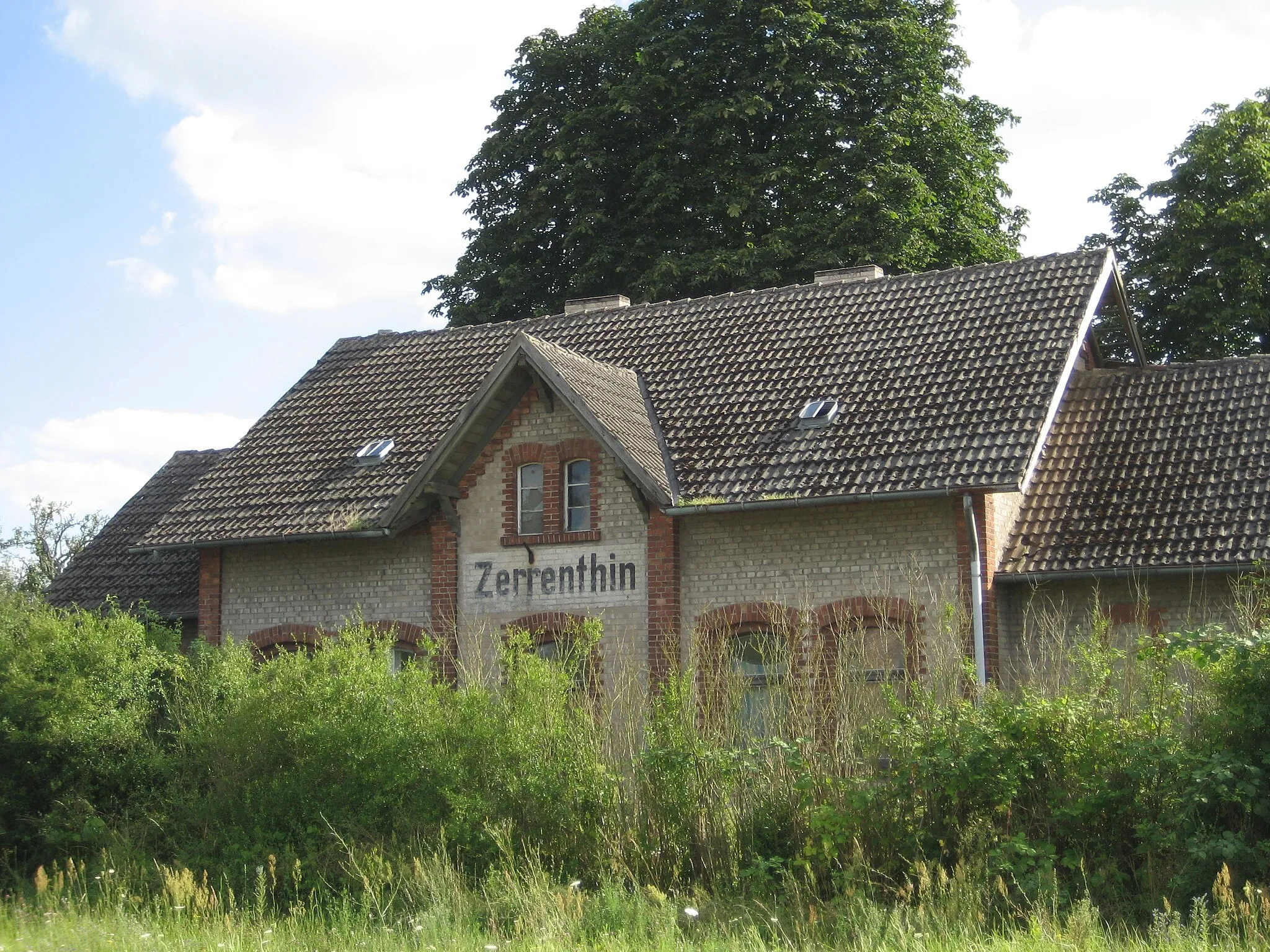 Photo showing: Der Alte Bahnhof von Zerrenthin an der Bahnstrecke Pasewalk-Stettin.