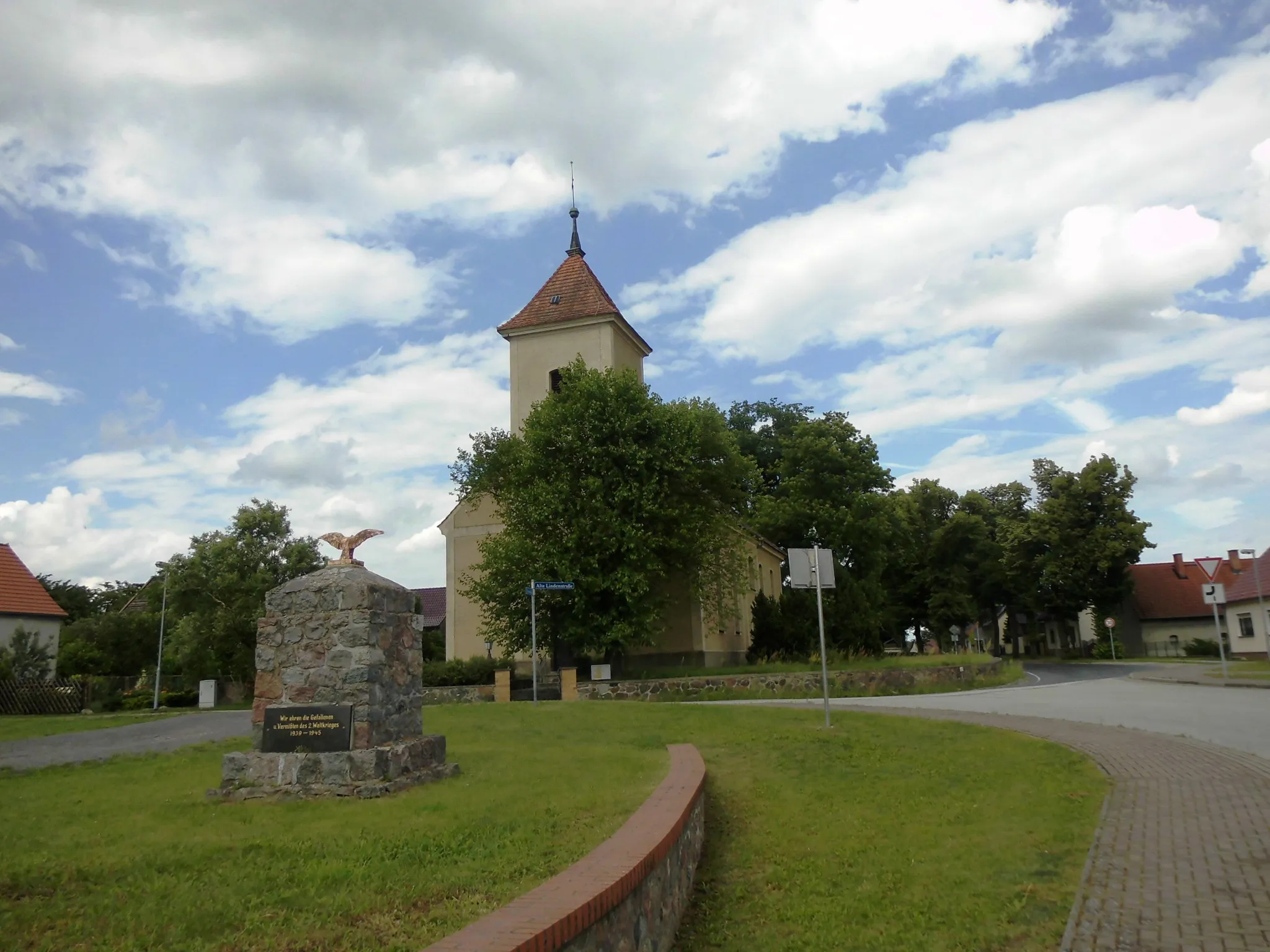 Photo showing: Gefallenendenkmal und Dorfkirche in Göhlen, Gemeinde Neuzelle, Landkreis Dahme-Spreewald, Deutschland