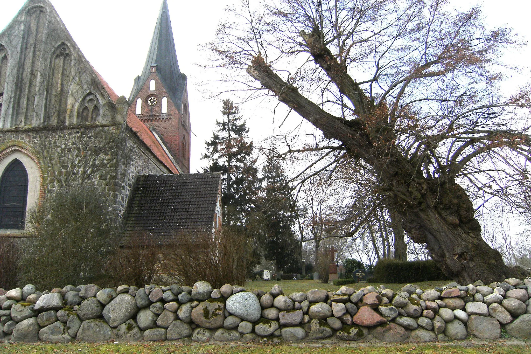 Photo showing: Kirchhof und Kirche Zarnekow