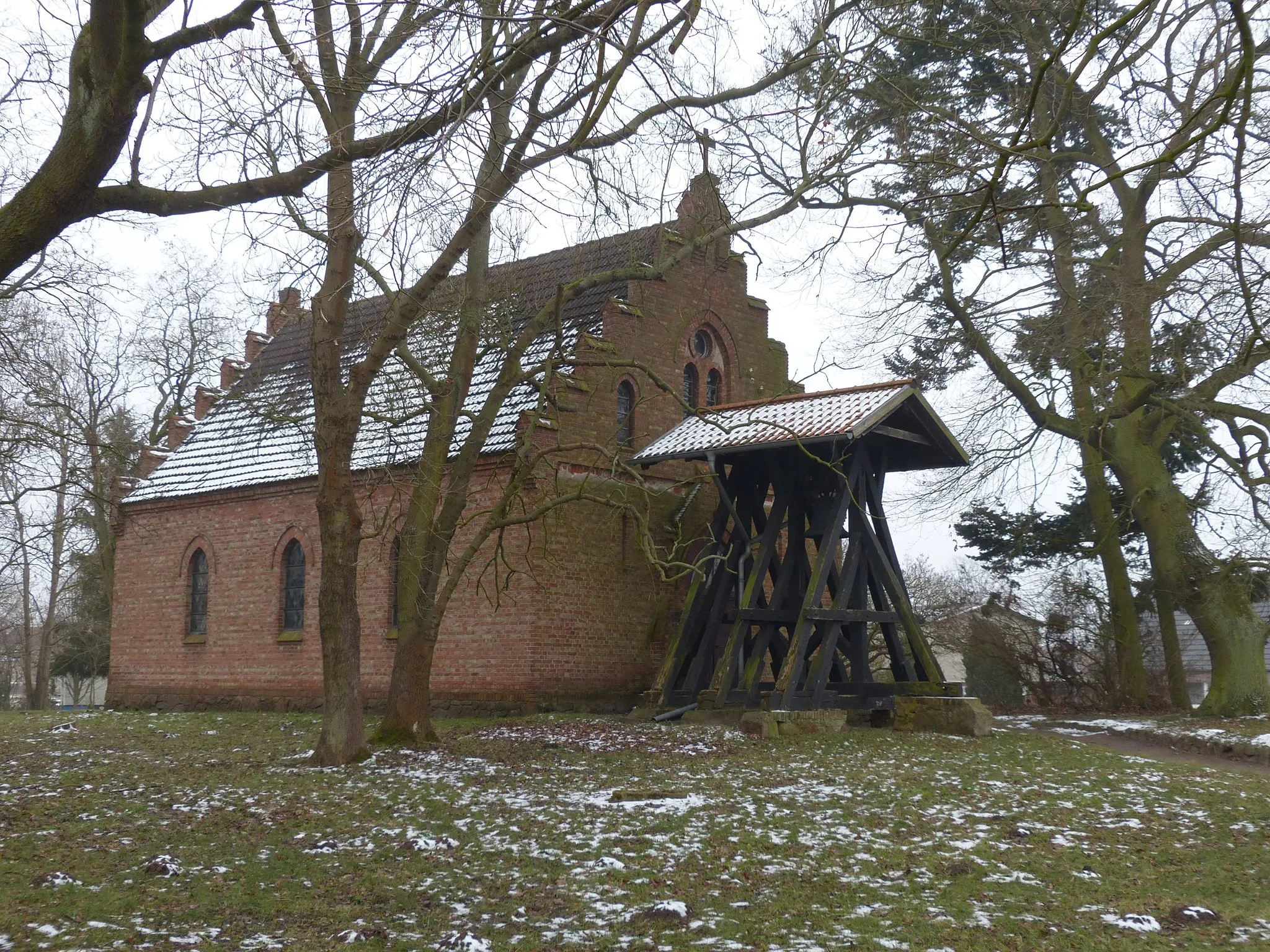 Photo showing: Kirche in Lübs (Vorpommern), Ansicht mit Glockenstuhl von Nordwesten