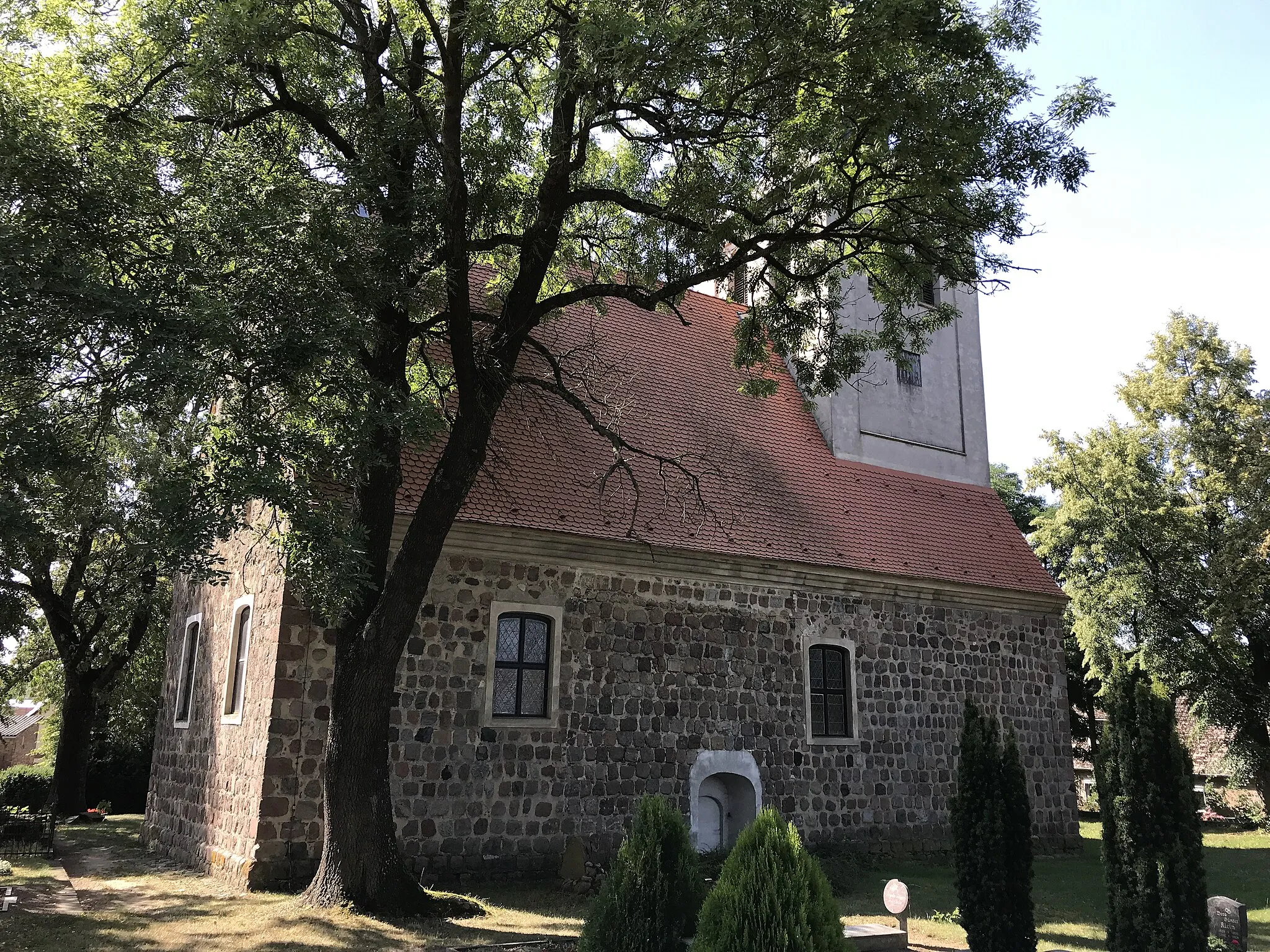 Photo showing: Die Kirche Groß Luckow ist eine Feldsteinkirche aus dem 13. Jahrhundert in Groß Luckow, Landkreis Vorpommern-Greifswald in Mecklenburg-Vorpommern. Im Innern steht unter anderem ein Altarretabel aus dem Jahr 1623.